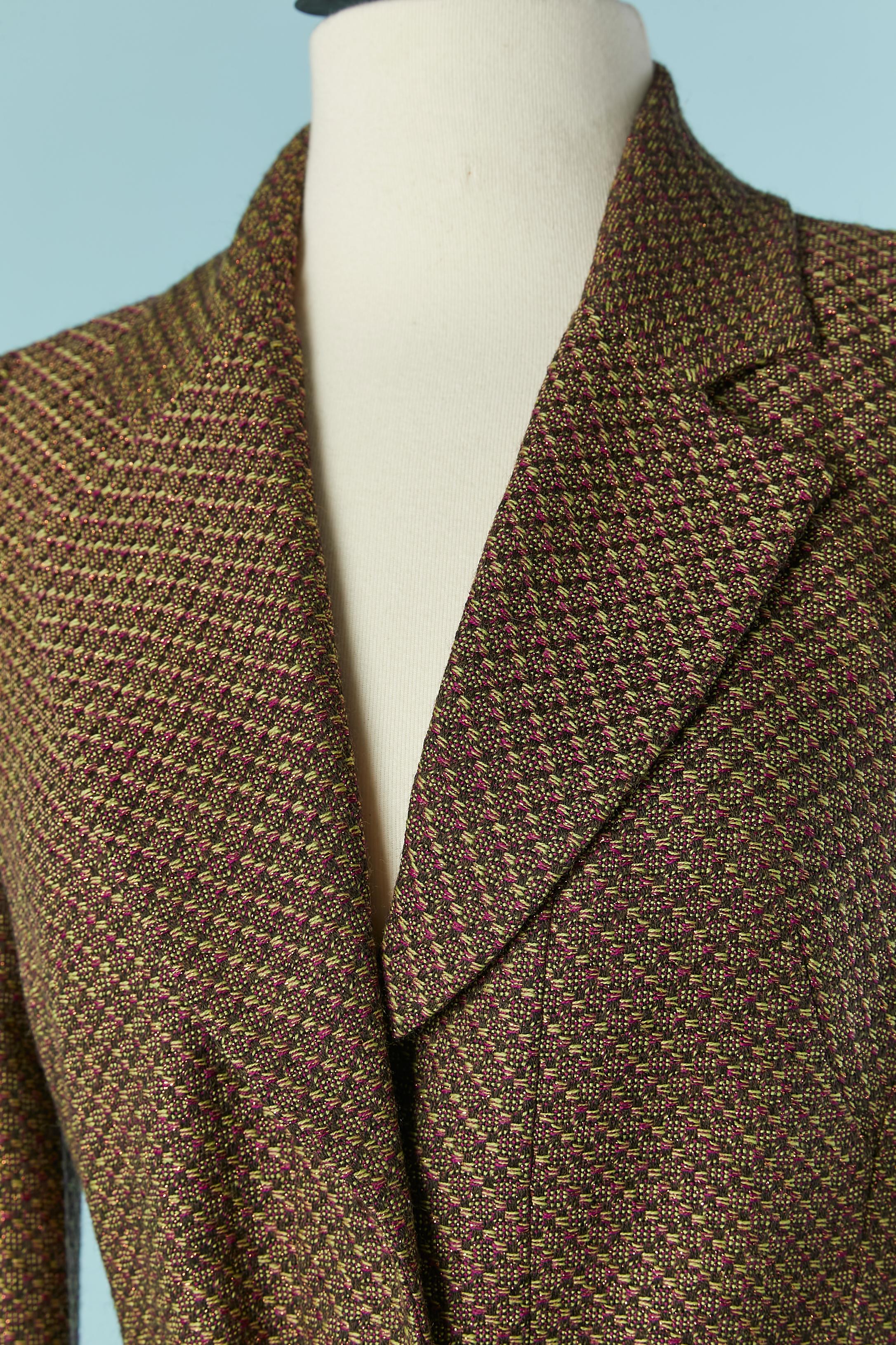 Giacca monopetto in tweed con borsa dello stesso tessuto. Composizione del tessuto: 97% lana pettinata, 2% cupro, 1% poliestere + lurex. 
Fodera stampata: 100% rayon. 
Spallaccio. Cintura e passante. Tasca su entrambi i lati. 
Dimensioni della