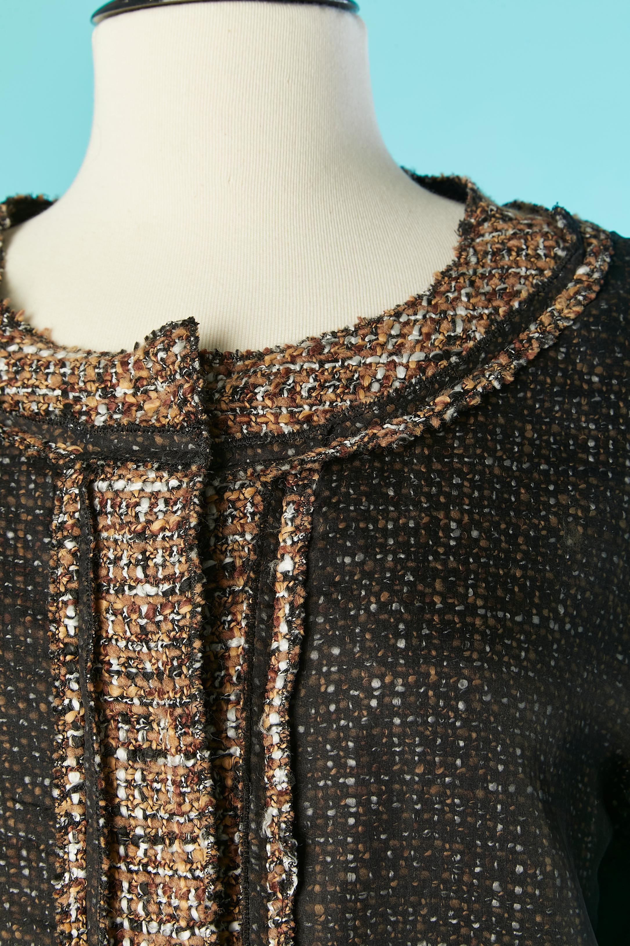 Veste en tweed à simple boutonnage avec couches de mousseline de soie noire. 
Composition du tissu : 40% acrylique, 38% soie, 16% laine, 4% polyester, 2% polyamide. 
Hologramme d'authenticité . Fermeture des poches et des boutons-pression