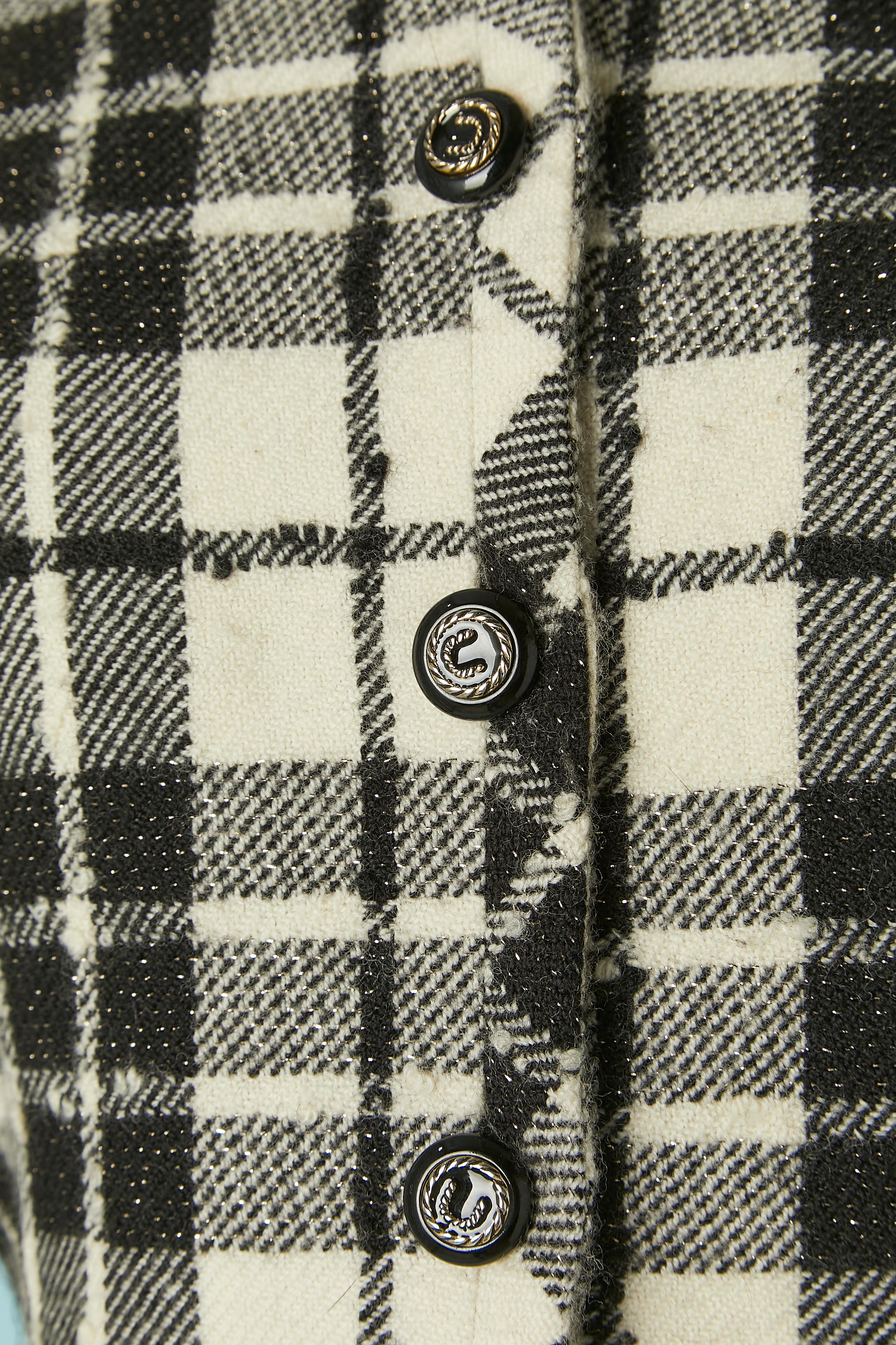 Giacca monopetto in lana e lurex con motivo a quadri. Fodera: 63% acetato, 37% cupro. Colletto e polsini in velluto a pois. Pulsante extra in dotazione. Spallaccio.
TAGLIA 40 / M 