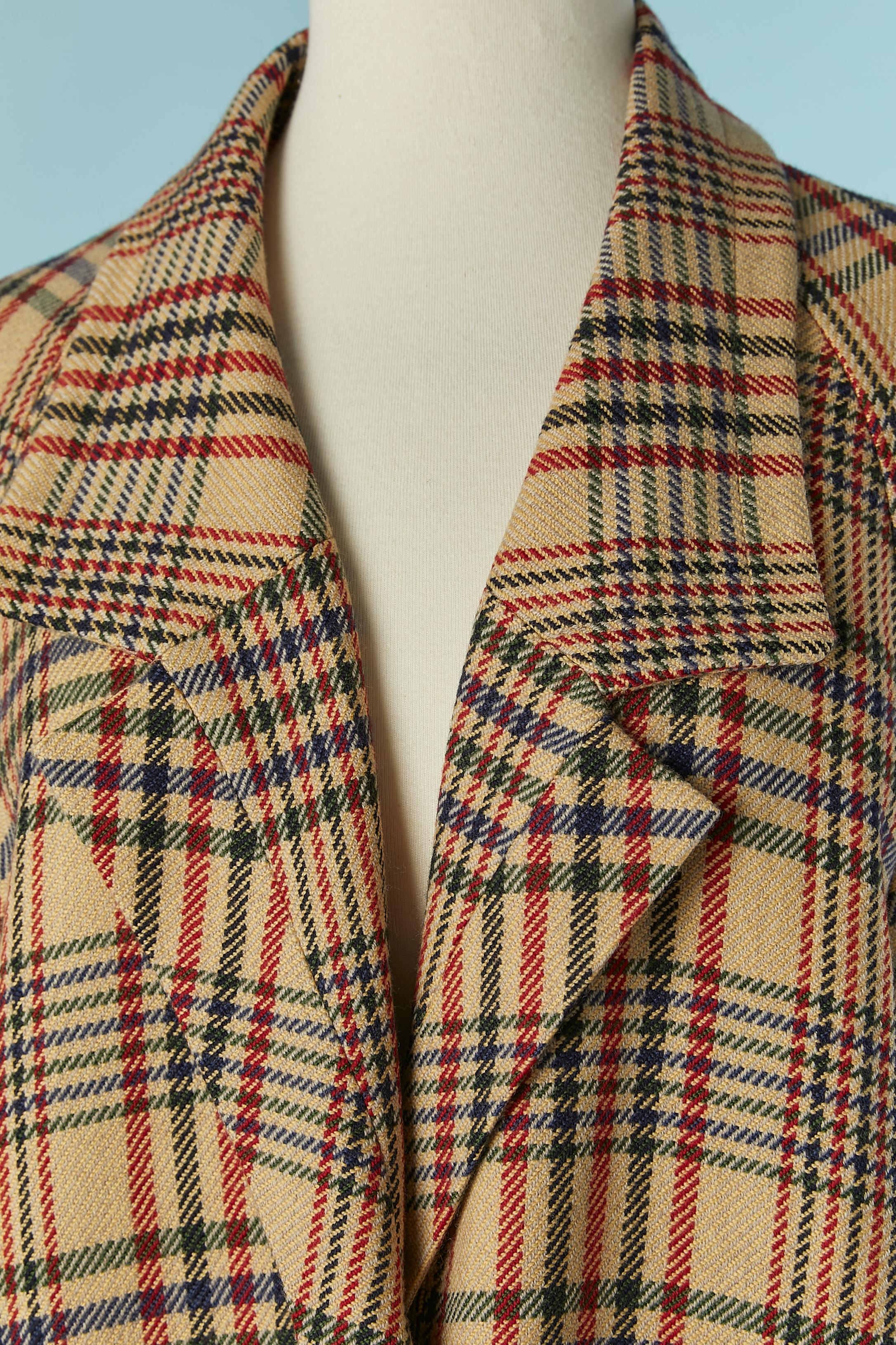 Manteau en laine à simple boutonnage avec motif à carreaux. Composition du tissu principal : 95% laine, 5% cachemire. Composition de la doublure : 60% acétate, 40% bemberg. 
Manches raglan. Pochette sur les deux côtés. Fermeture par boutons et