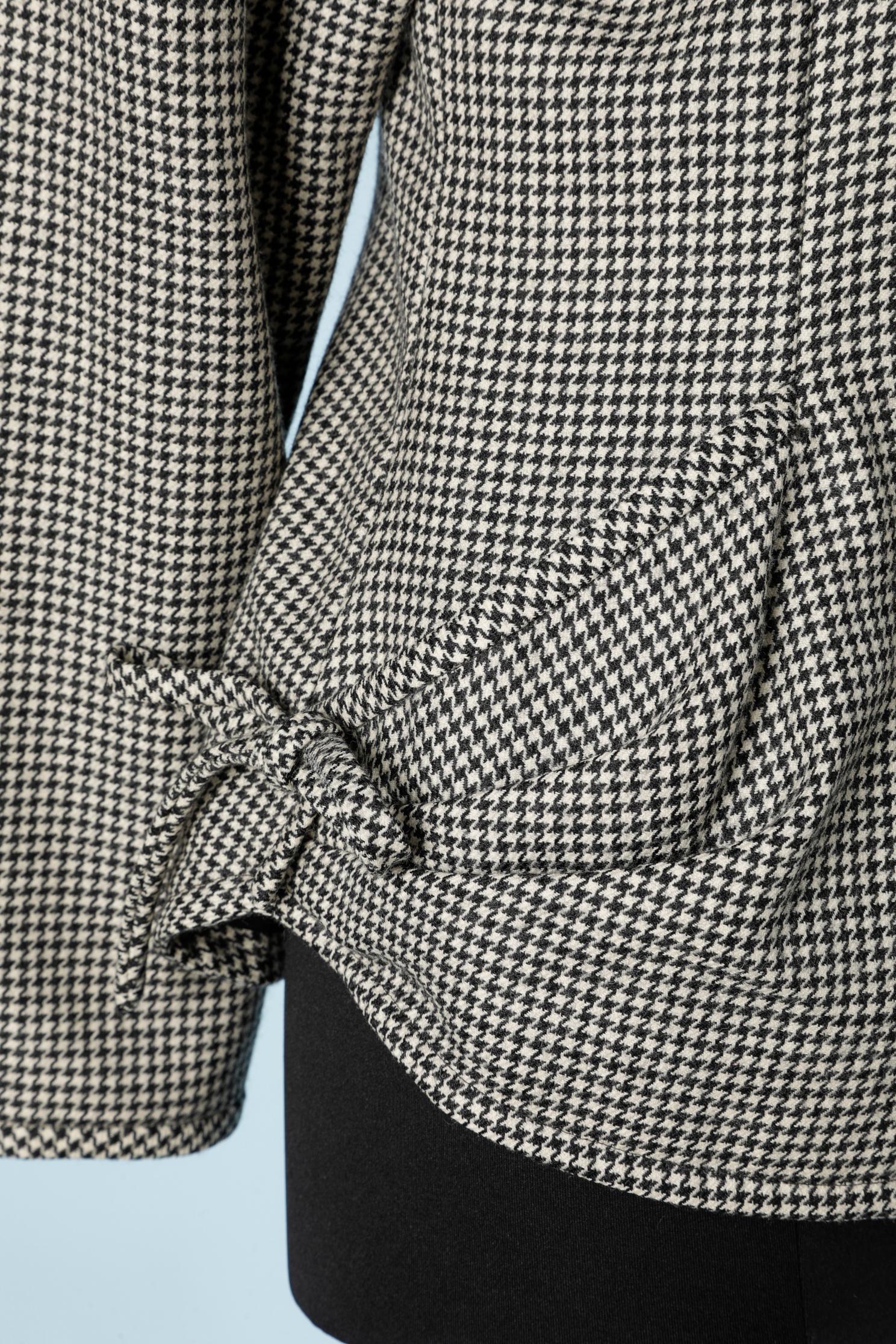 Veste pied de poule en laine à simple boutonnage. Tissu principal : laine. Doublure : acétate ou rayonne 
TAILLE 40 (Fr) 6 (US) M 