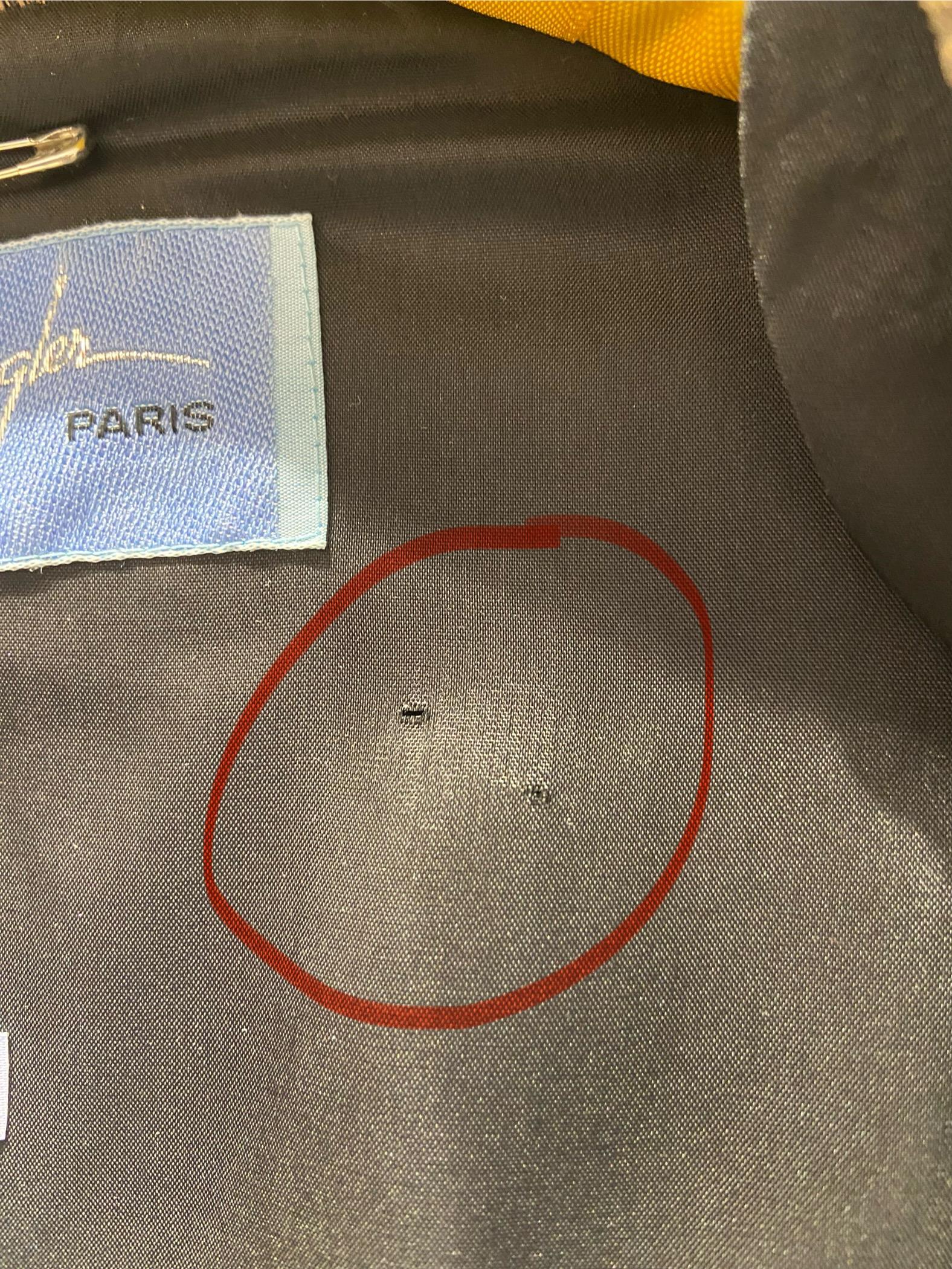 Simple boutonnière en laine chinée avec bord en cordelette Thierry Mugler en vente 4