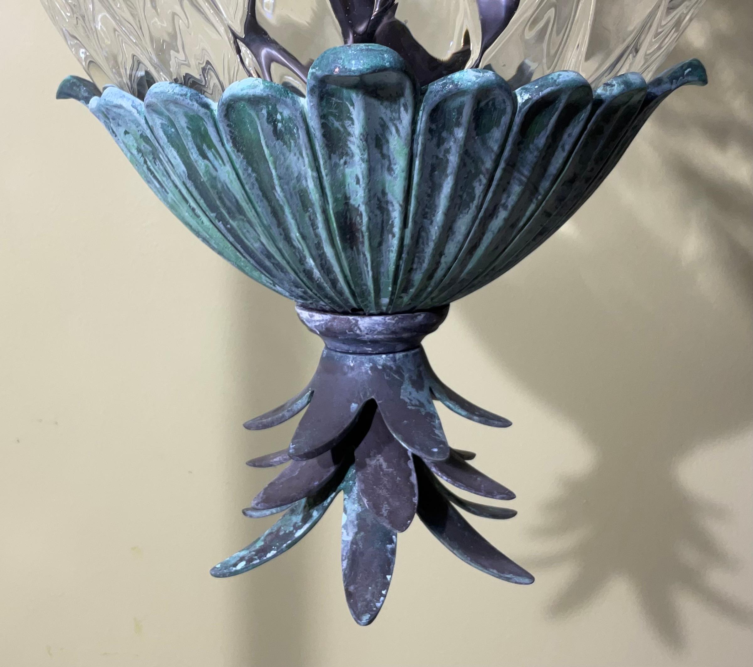 Laiton Lustre / Pendentif ananas suspendu en bronze et laiton en vente