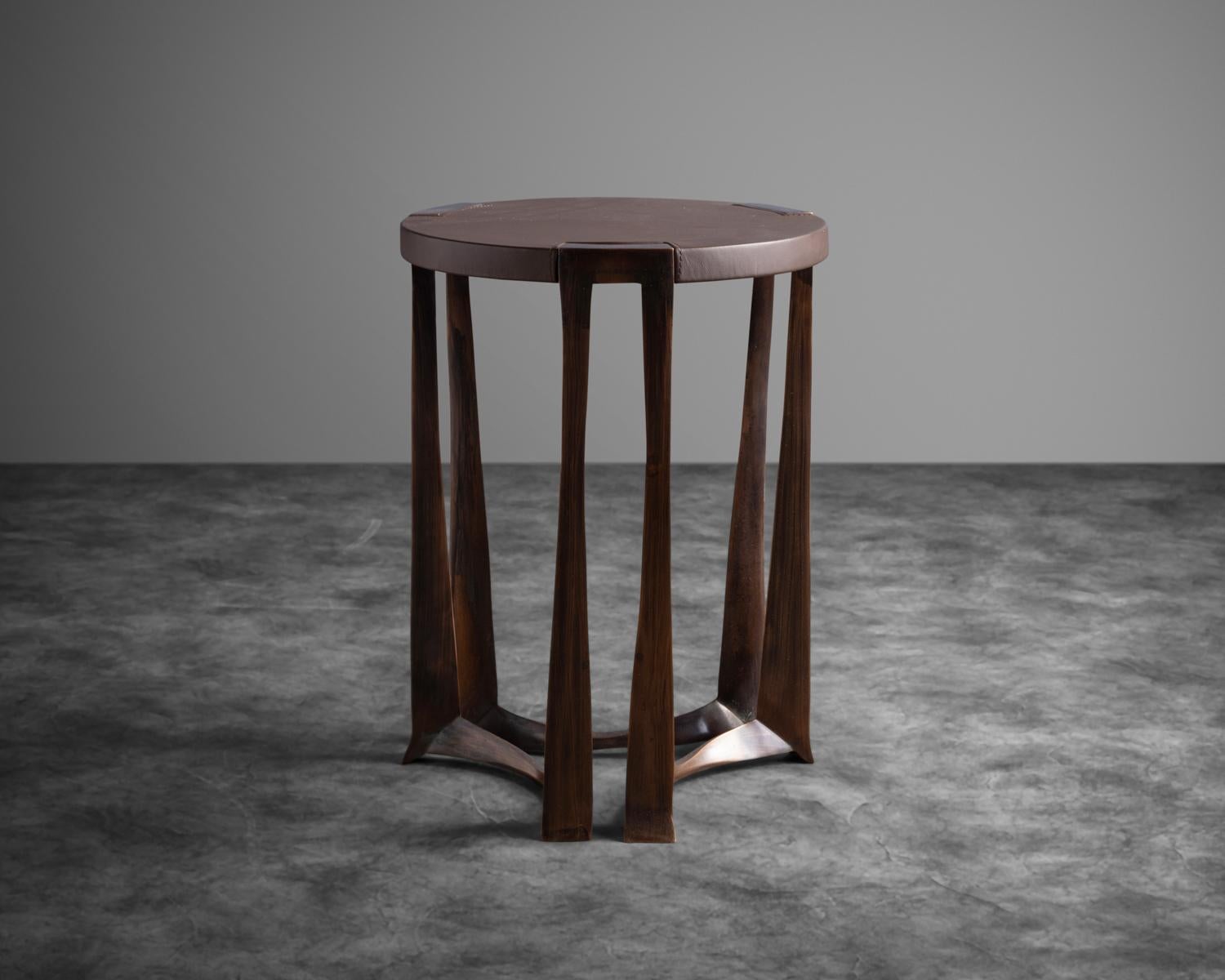 Moderne Table d'appoint simple en bronze et cuir d'Anasthasia Millot, France, 2019 en vente