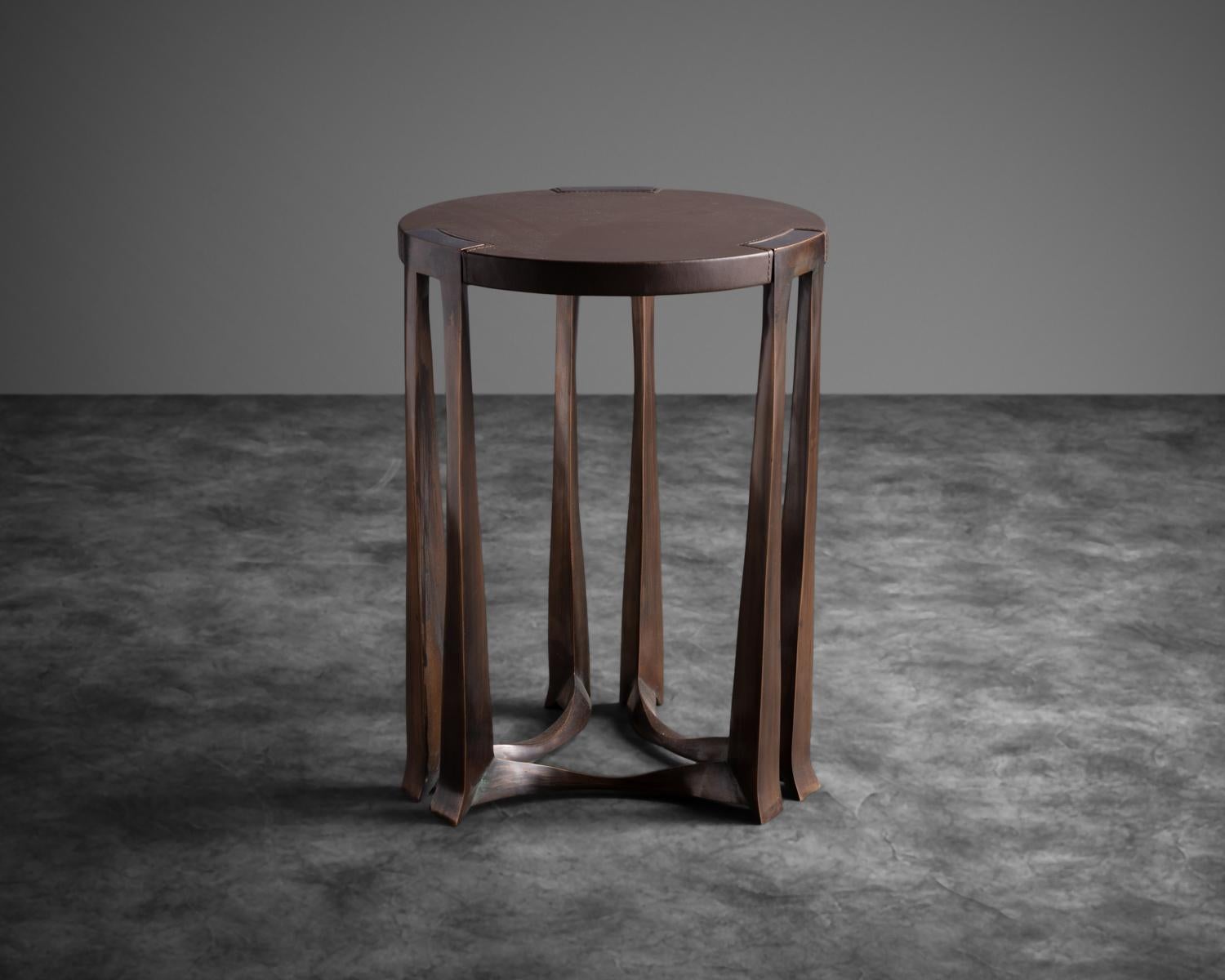 Français Table d'appoint simple en bronze et cuir d'Anasthasia Millot, France, 2019 en vente
