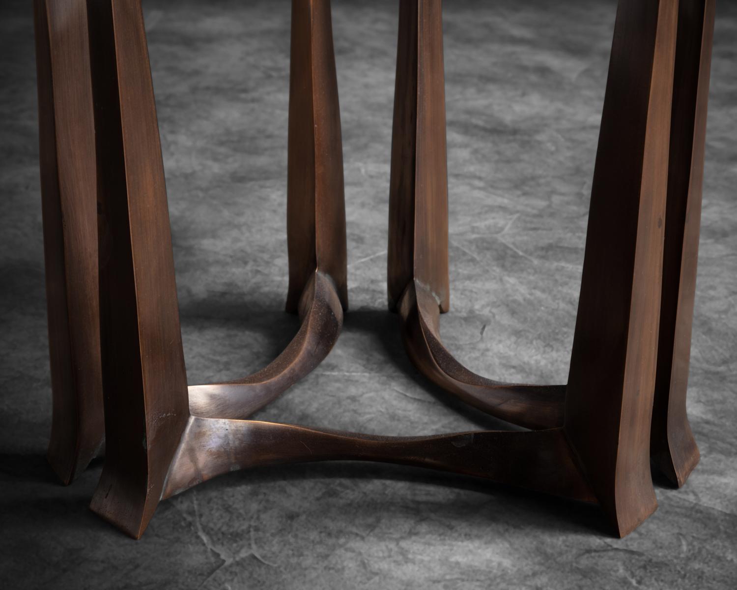 XXIe siècle et contemporain Table d'appoint simple en bronze et cuir d'Anasthasia Millot, France, 2019 en vente