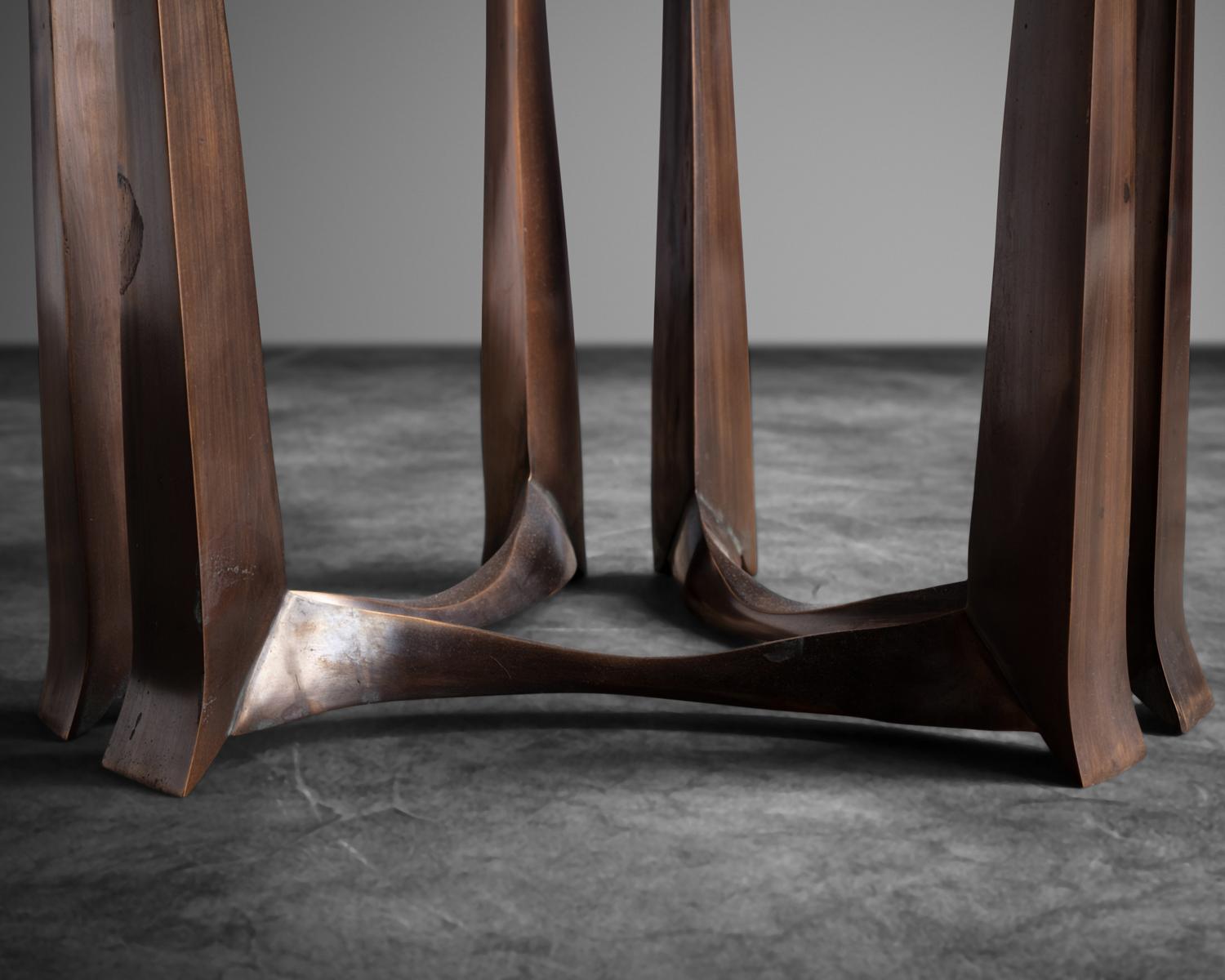 Cuir Table d'appoint simple en bronze et cuir d'Anasthasia Millot, France, 2019 en vente