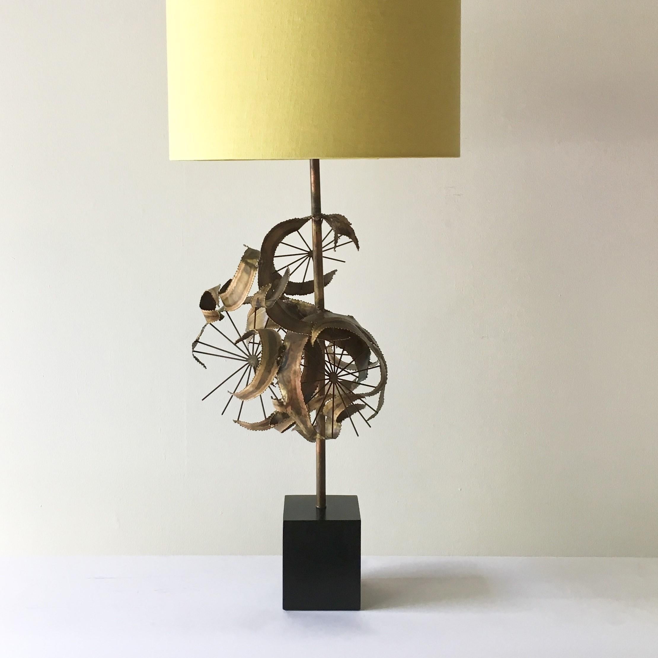 Single Brutalist Curtis Jere Attributed Metal Table Lamp, 1970s In Good Condition For Sale In London, GB