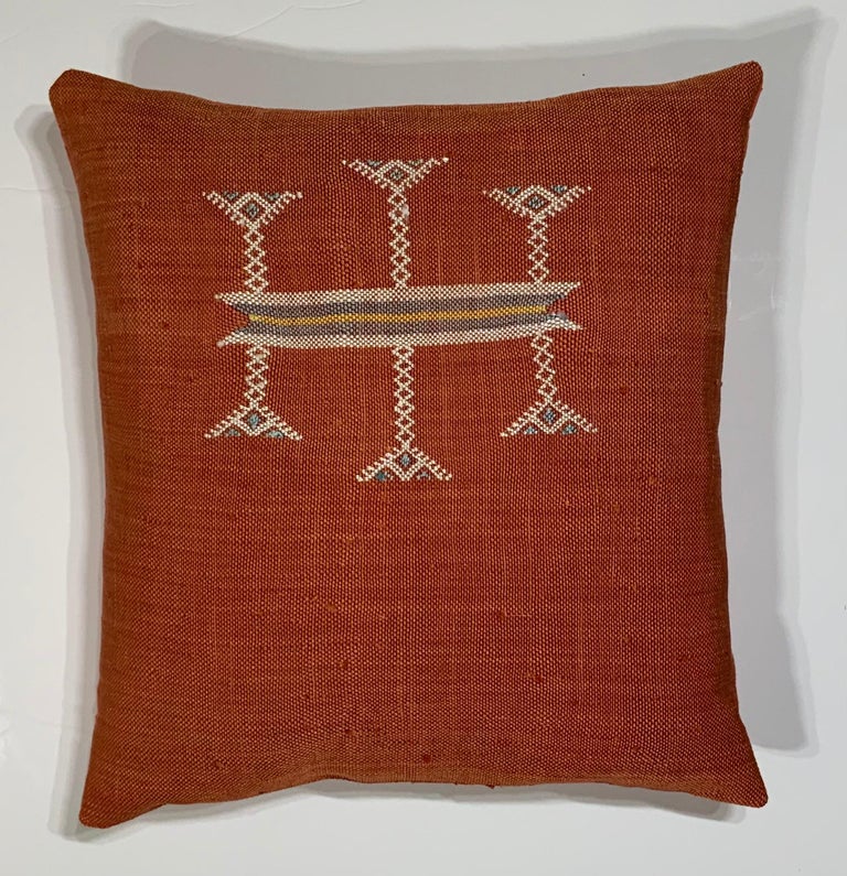 Einzelne Kaktus Seide Rot Kissen im Angebot bei 1stDibs Deutschland