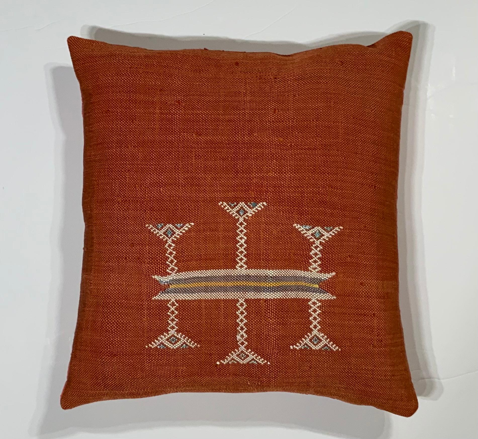 XXIe siècle et contemporain Coussin simple en soie rouge Cactus en vente
