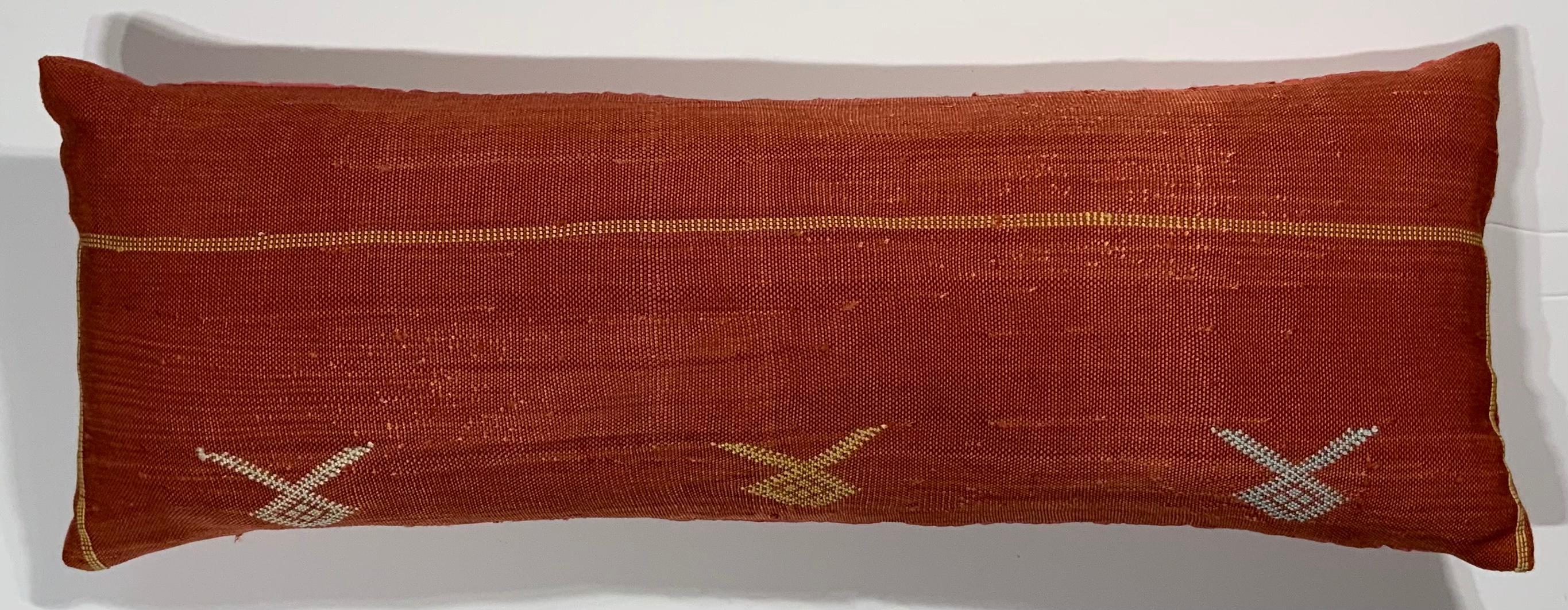 XXIe siècle et contemporain Coussin simple en soie rouge Cactus en vente
