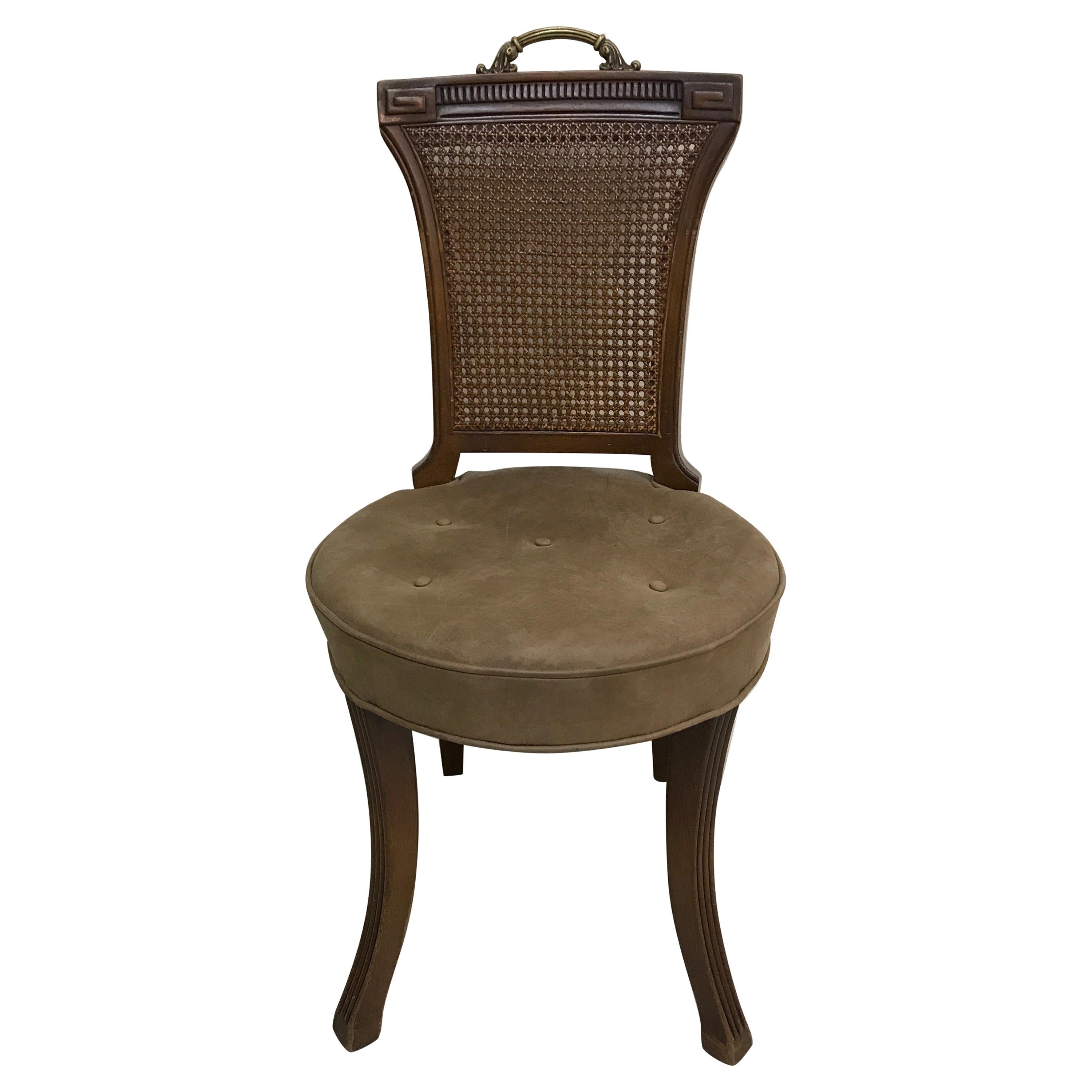 Chaise de bureau simple à dossier canné et assise en cuir brun
