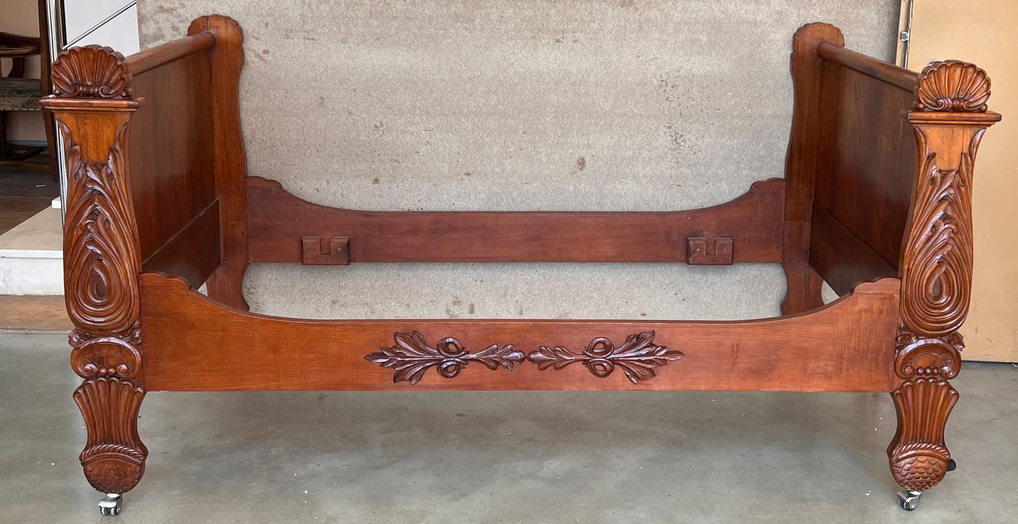 Beautiful boat bed in carved mahogany Louis Philippe period. Its small dimensions allow it to be used also as a bench. The four legs are equipped with casters, which allows him to move easily. 

Mattress: Full Doble 42 