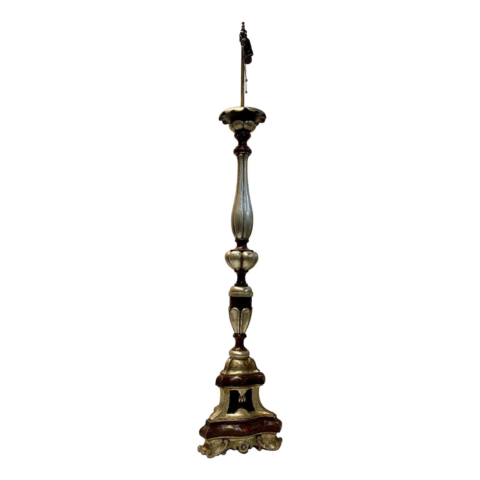 Eine einzelne italienische Stehlampe aus geschnitztem Holz aus der Zeit um 1920 mit silbernem Anstrich.

Abmessungen:
Höhe des Körpers: 50.25