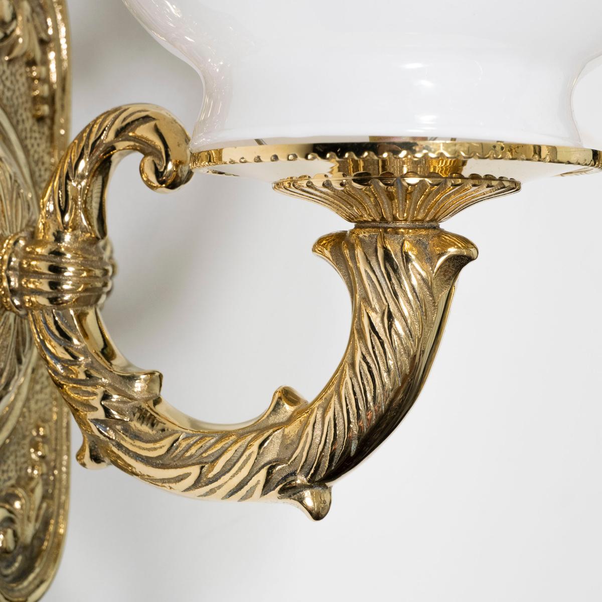 Single cast brass sconce with globe shade In Good Condition For Sale In Tarrytown, NY