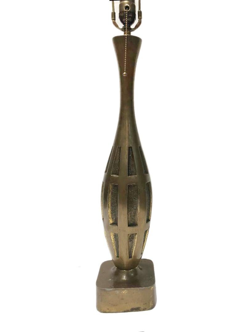 Single Cast Bronze Table Lamp In Good Condition For Sale In New York, NY