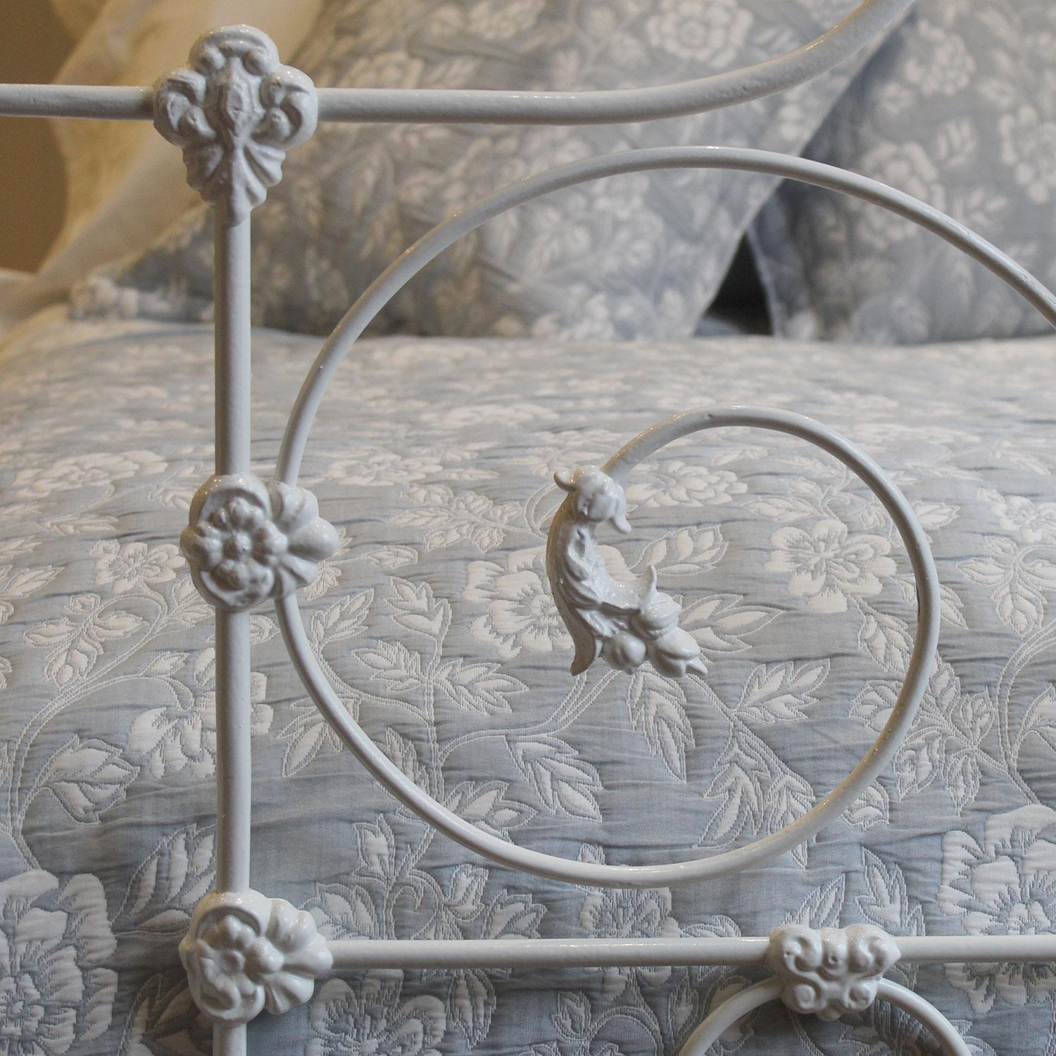 Victorian Single Cast Iron Four Poster Antique Bed in White M4P47 For Sale