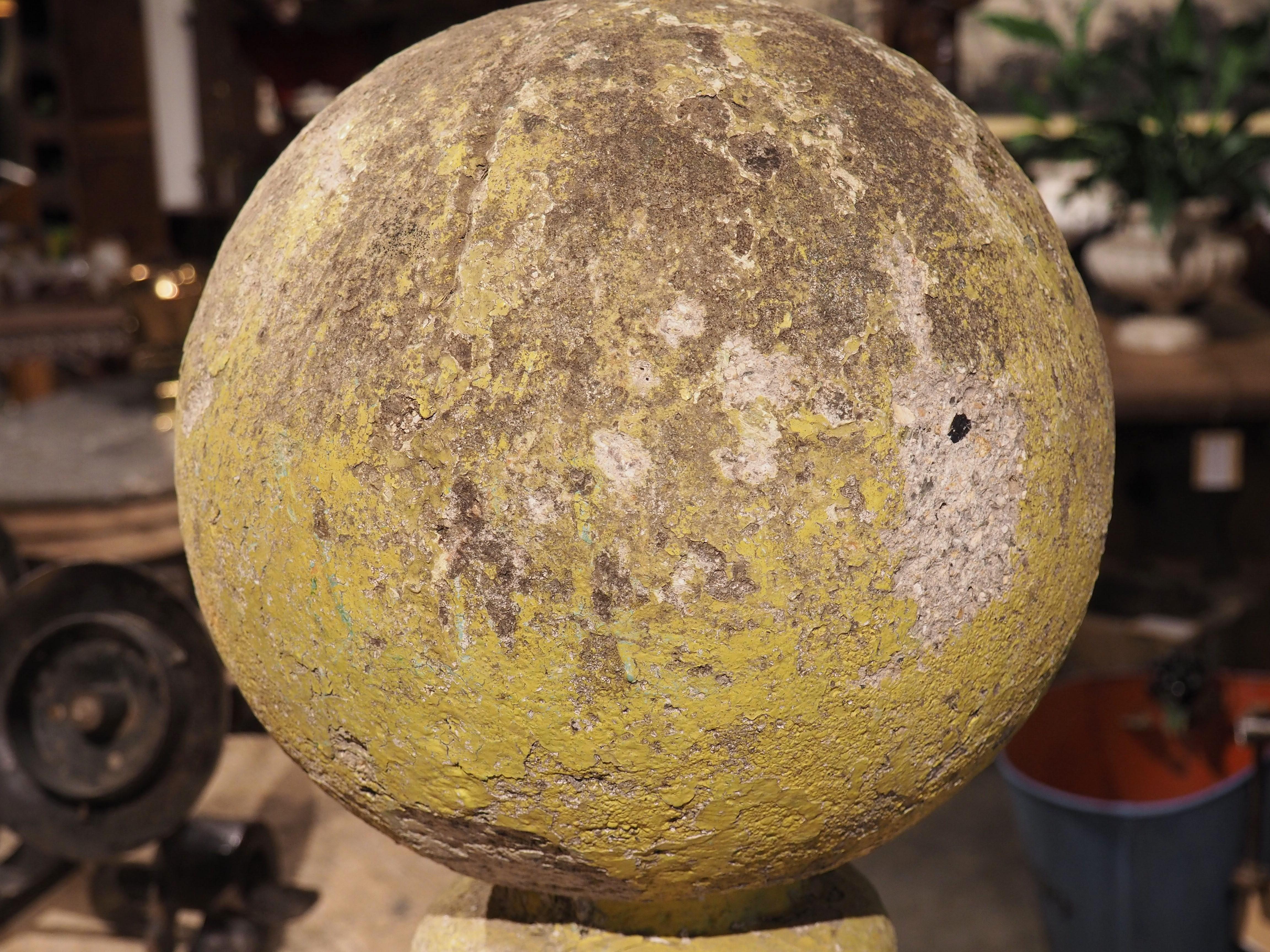 Single Cast Stone Ball Finial Garden Post from France, 1900s In Good Condition In Dallas, TX