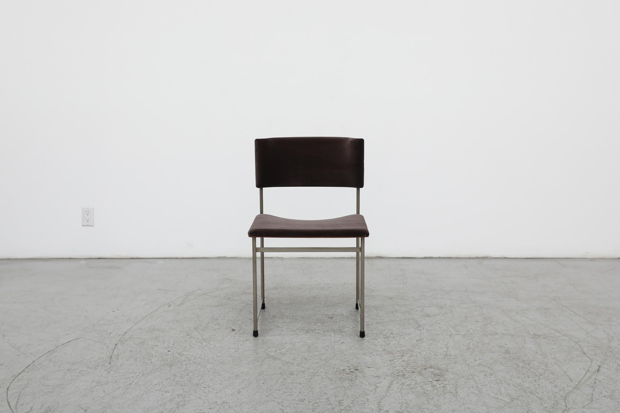 Chaise de salle à manger 'SM08' de Cees Braakman pour Pastoe. Cette chaise est dotée d'une structure chromée et d'une magnifique assise et d'un dossier incurvés en bois de rose, recouverts d'un nouveau tissu en velours gris. En état d'origine, avec