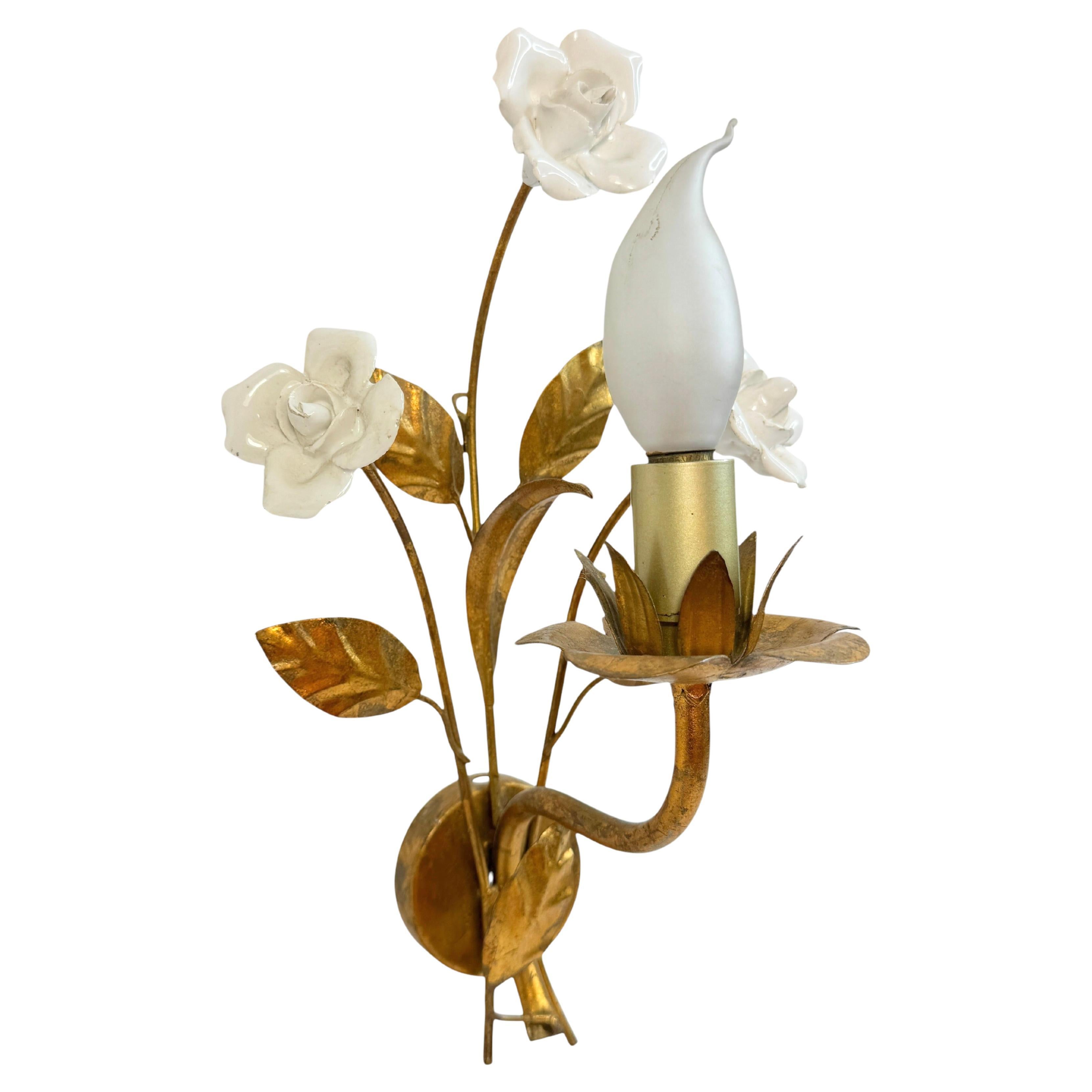 Este candelabro de estilo Hollywood Regency de mediados del siglo XX requiere una bombilla candelabro europea E14 de hasta 60 vatios. Las rosas son de cerámica o terracota vidriada blanca. Las rosas están en muy buen estado, sin daños. El aplique
