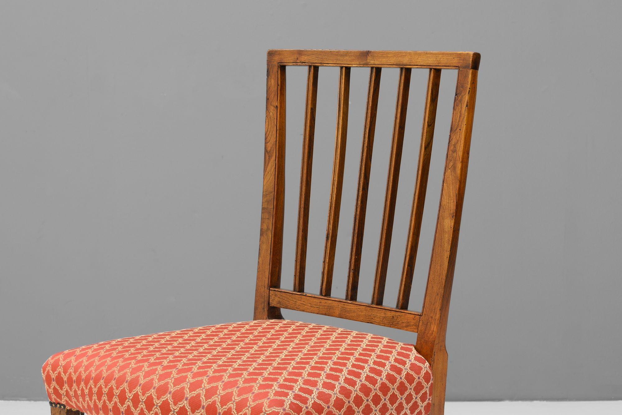 Chaise de salle à manger en orme.
Vers 1840.
H 91cm (SH 48cm) x L 54cm x P 54cm