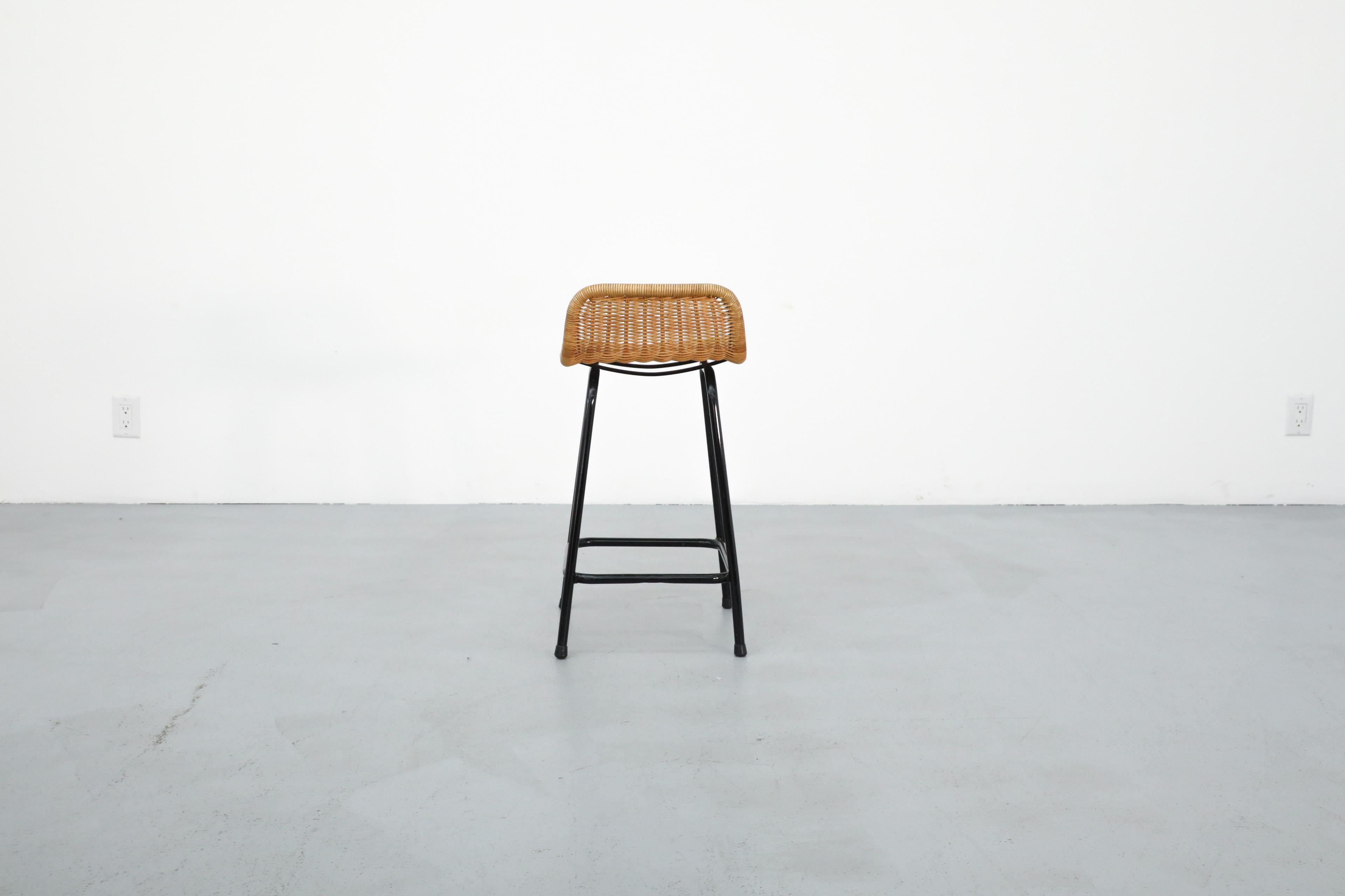 Single Charlotte Perriand Style Wicker Bar Stool by Rohe Noordwolde In Good Condition For Sale In Los Angeles, CA