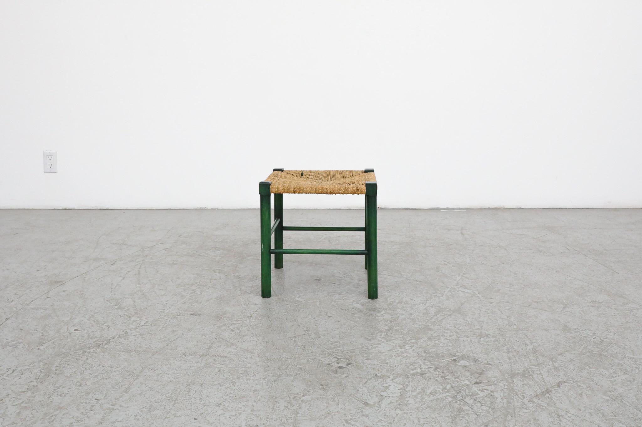 Tacheté Tabouret en bois de style Charlotte Perriand avec cadre teinté vert et assise tissée en vente