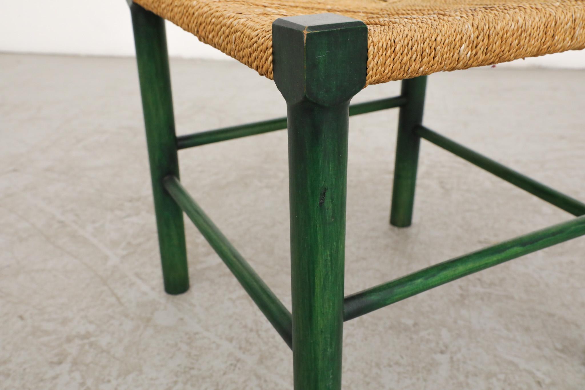 Tabouret en bois de style Charlotte Perriand avec cadre teinté vert et assise tissée en vente 1