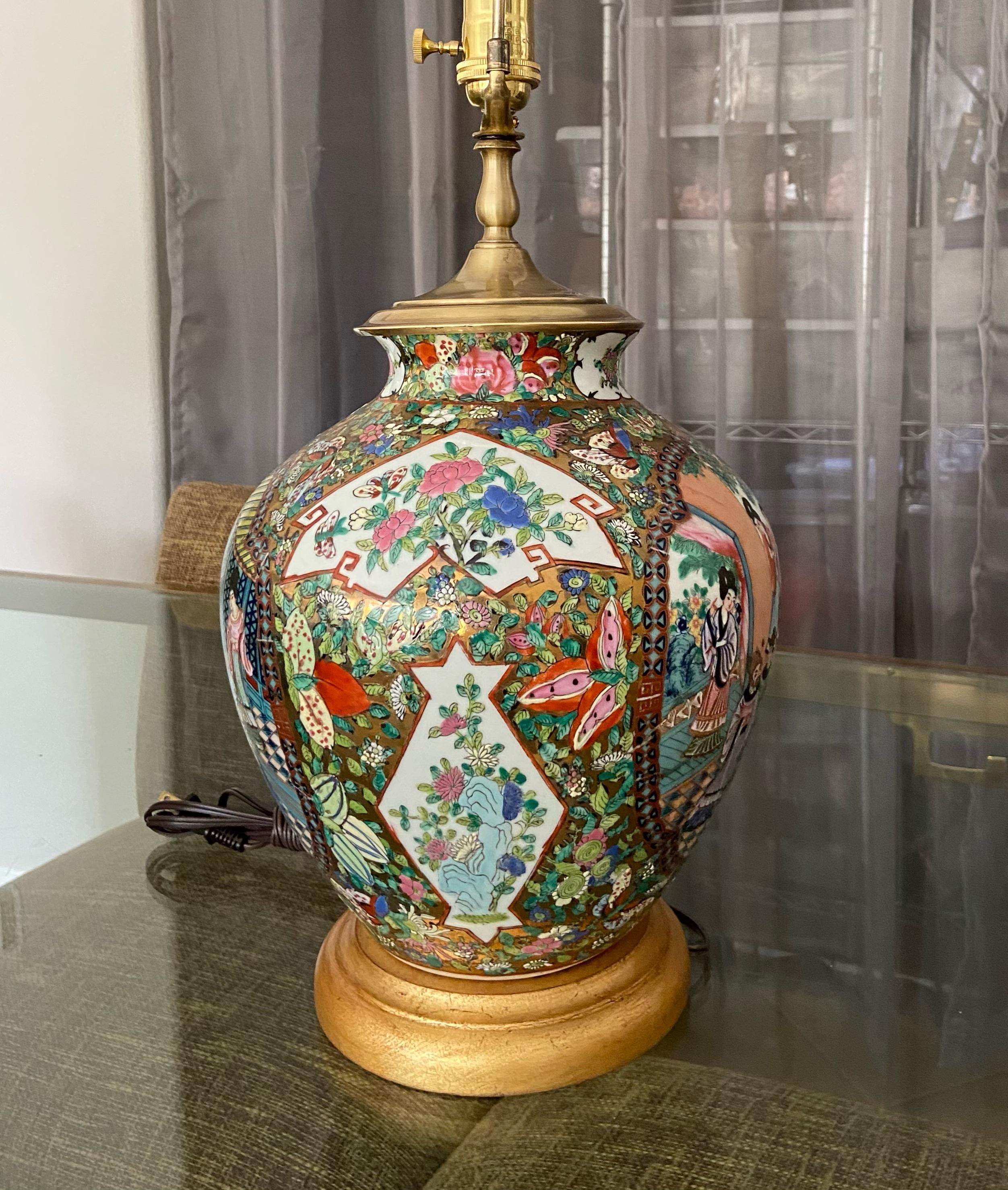 Lampe de bureau à vase unique en porcelaine chinoise asiatique Famille Rose en vente 4