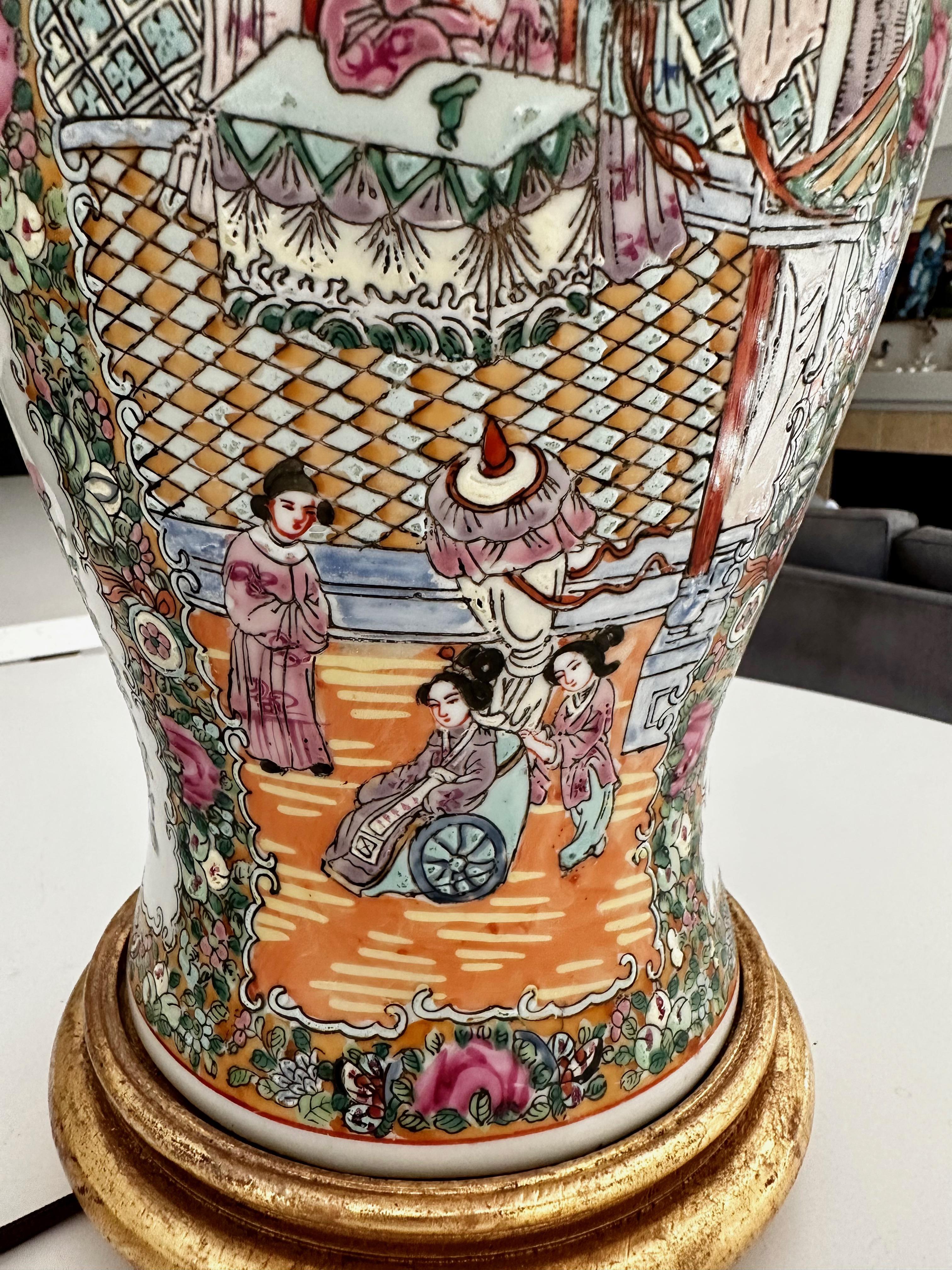 Einzelne chinesische asiatische Famille-Rose-Porzellanvase-Tischlampe im Angebot 4
