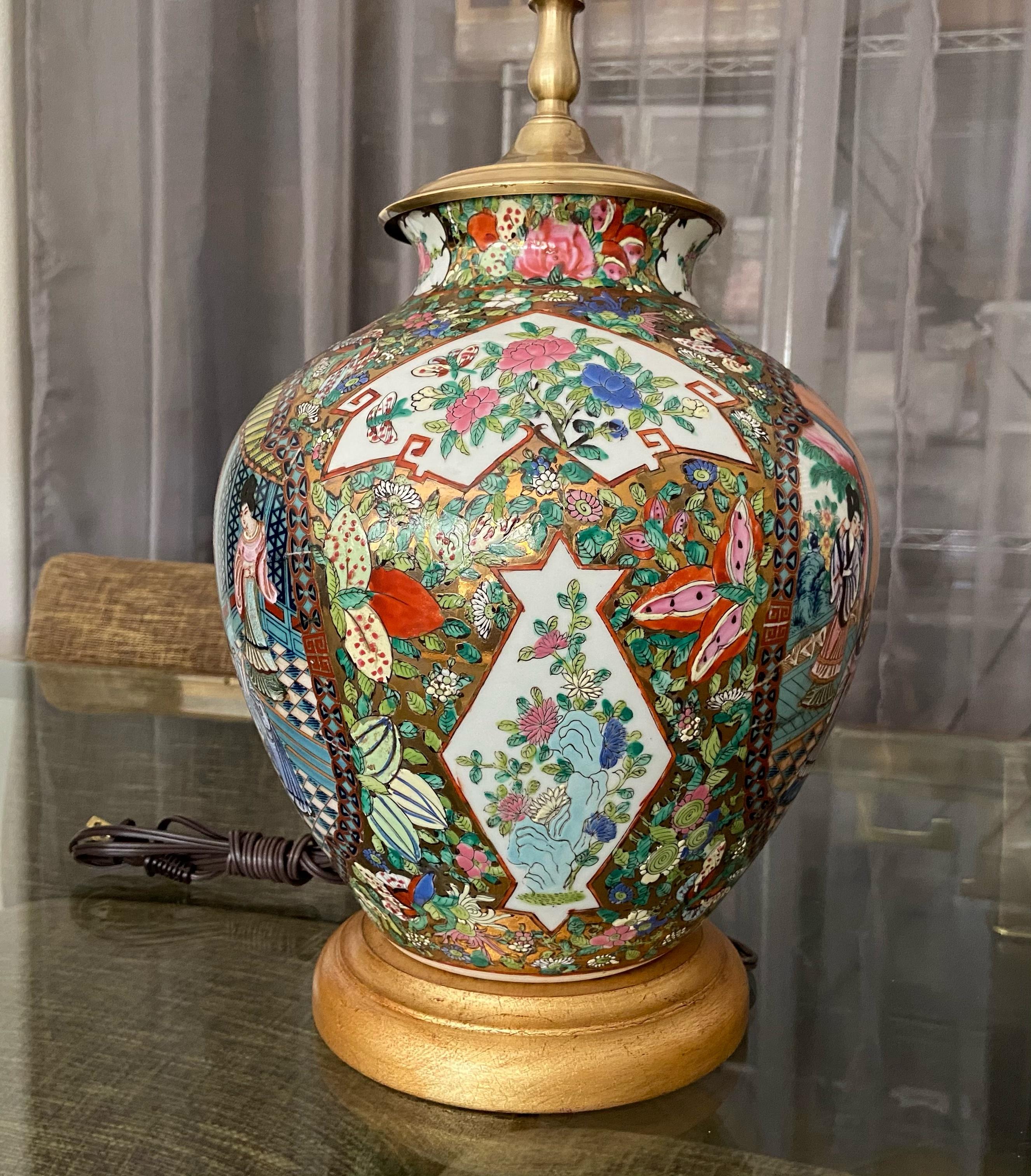 Lampe de bureau à vase unique en porcelaine chinoise asiatique Famille Rose en vente 5