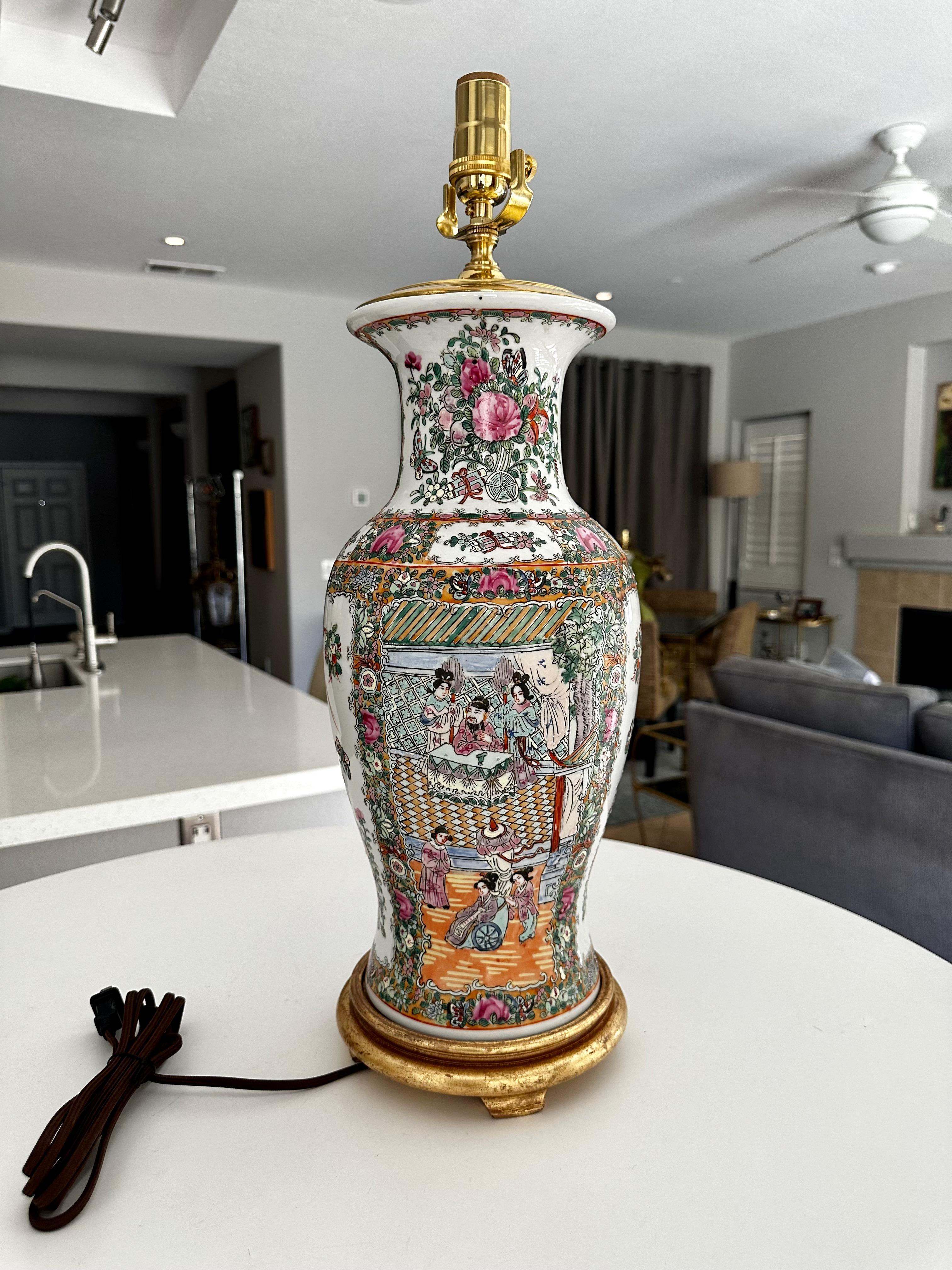 Lampe de table chinoise asiatique à vase en porcelaine Famille Rose en vente 5