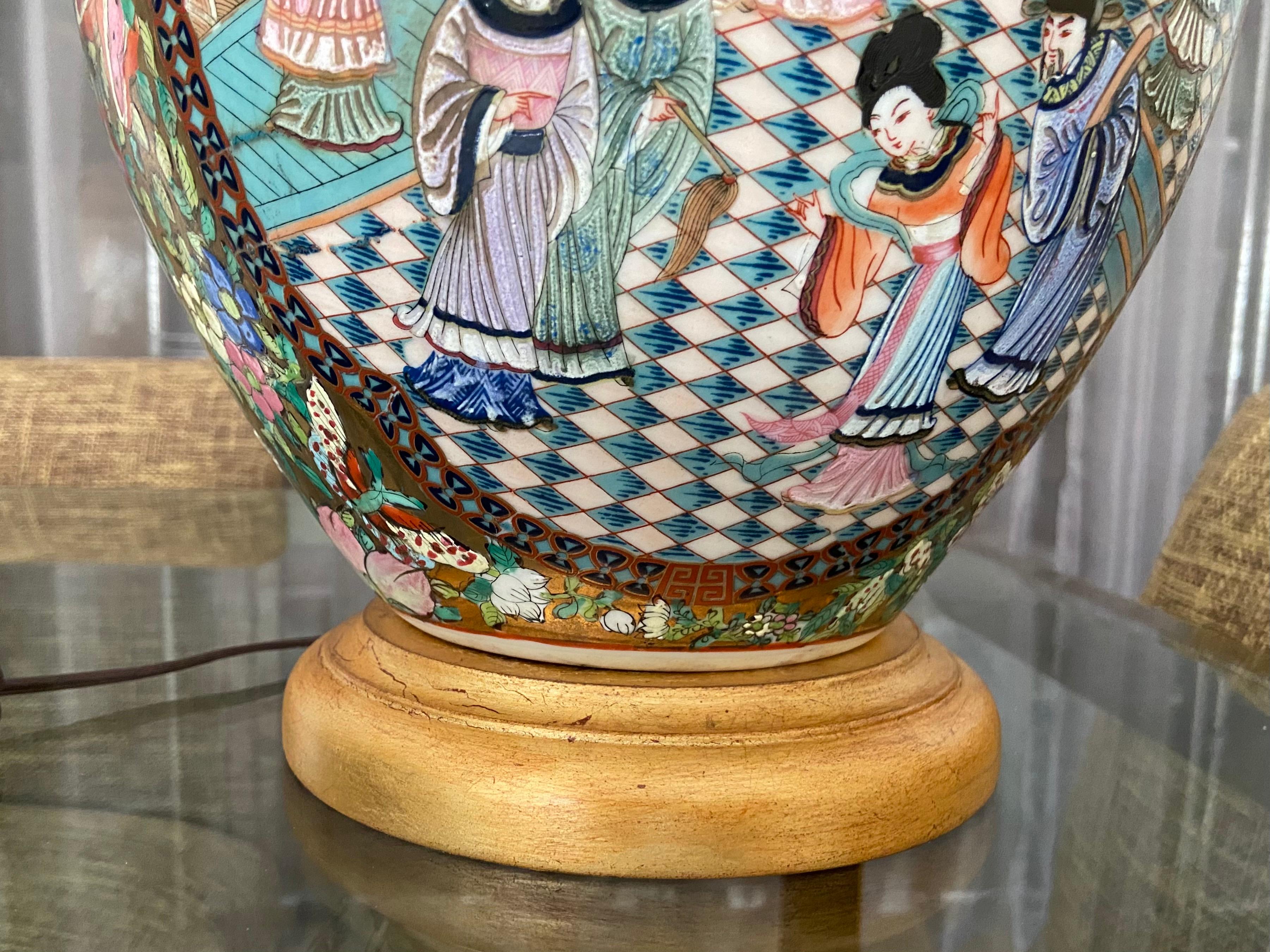 Lampe de bureau à vase unique en porcelaine chinoise asiatique Famille Rose en vente 6