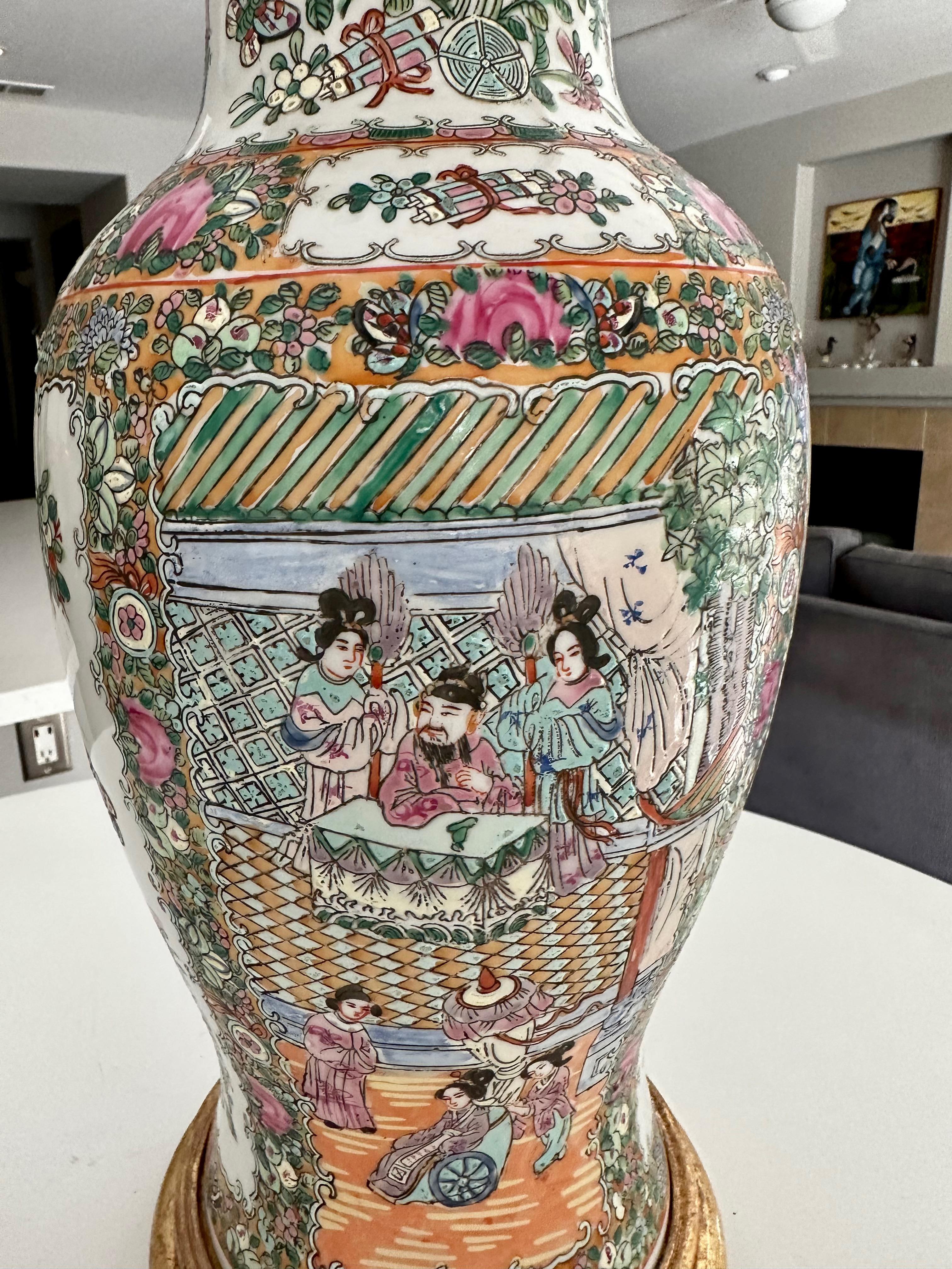 Einzelne chinesische asiatische Famille-Rose-Porzellanvase-Tischlampe im Angebot 6