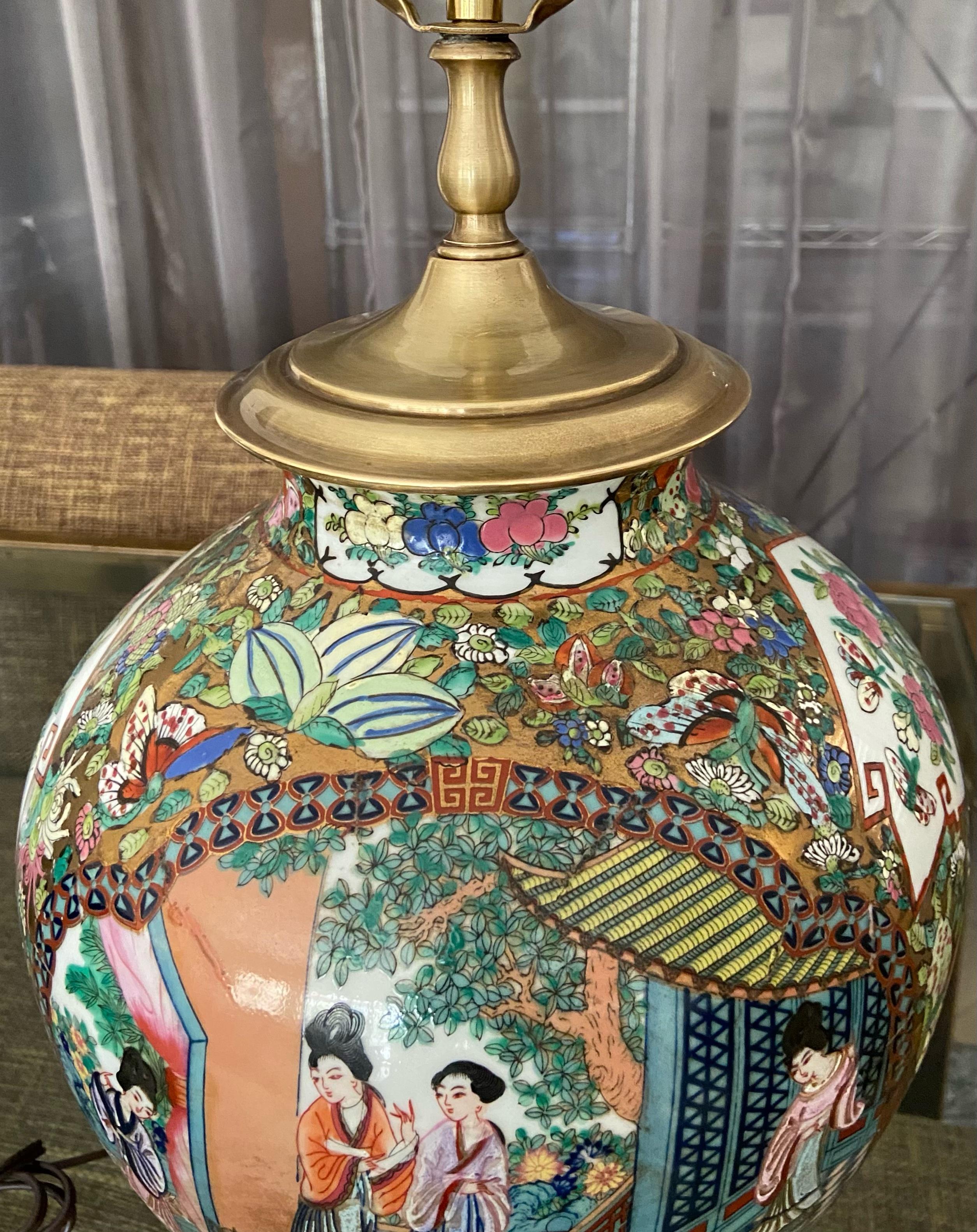 Lampe de bureau à vase unique en porcelaine chinoise asiatique Famille Rose en vente 7