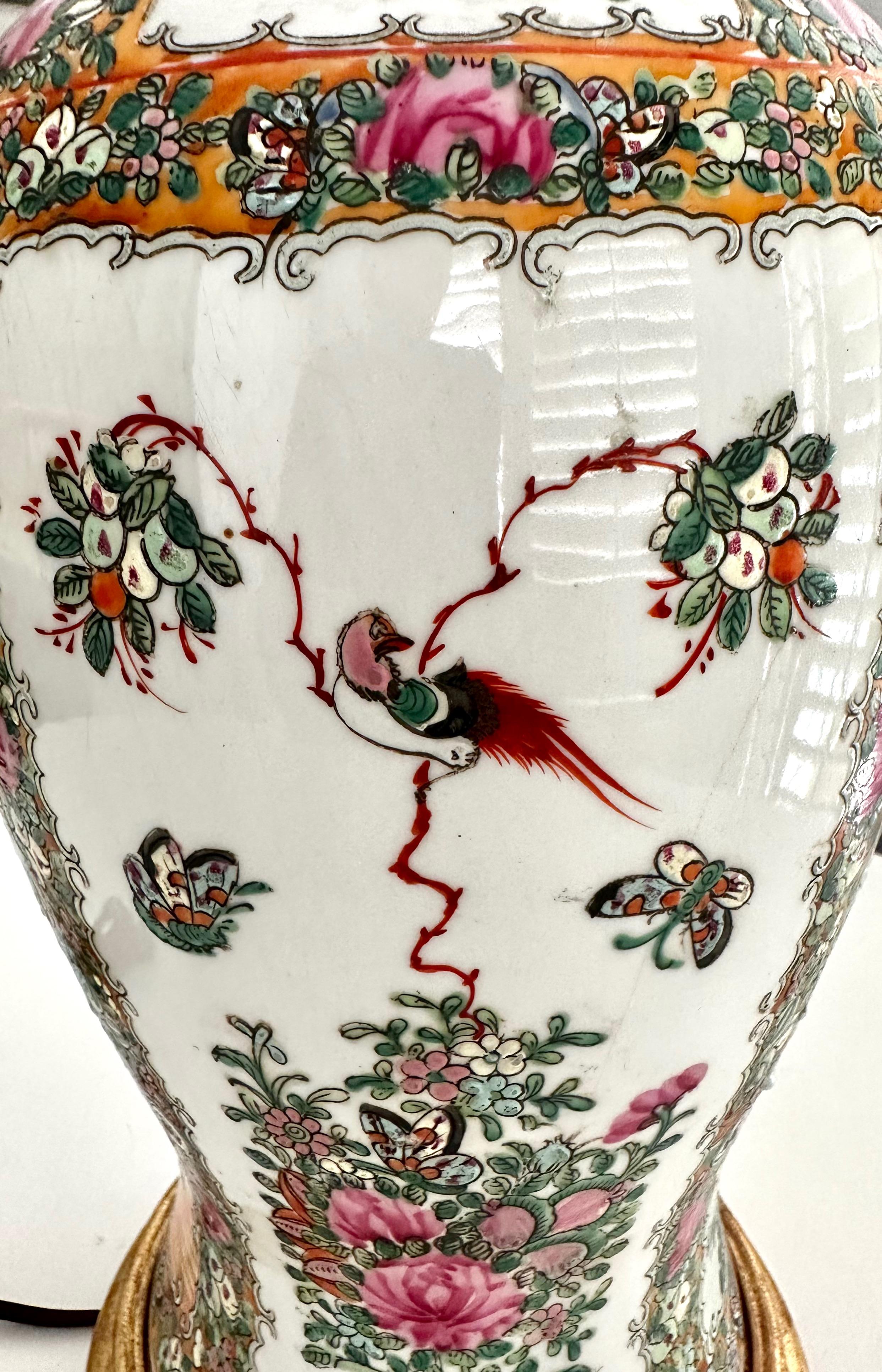 Einzelne chinesische asiatische Famille-Rose-Porzellanvase-Tischlampe im Angebot 7
