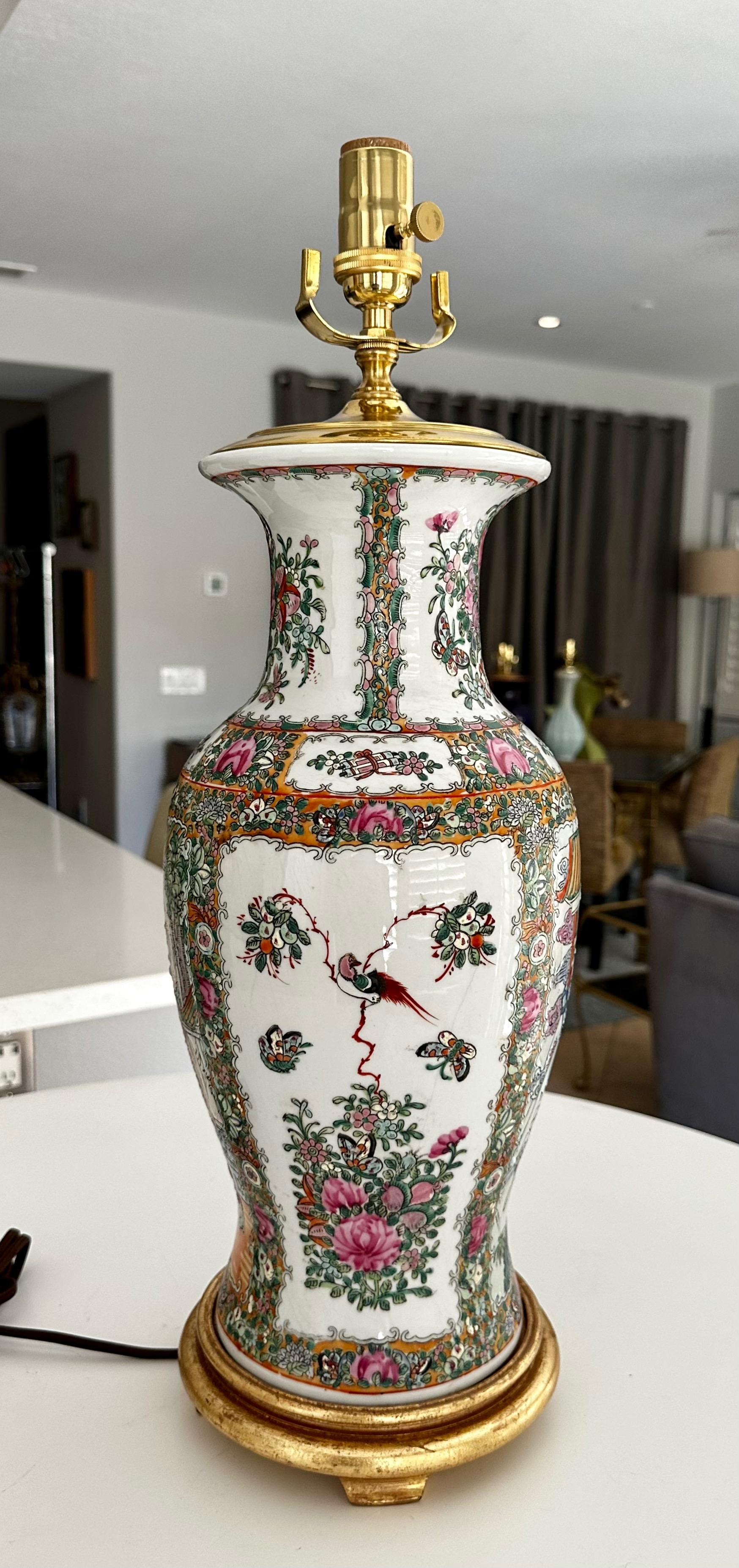 Lampe de table chinoise asiatique à vase en porcelaine Famille Rose en vente 8