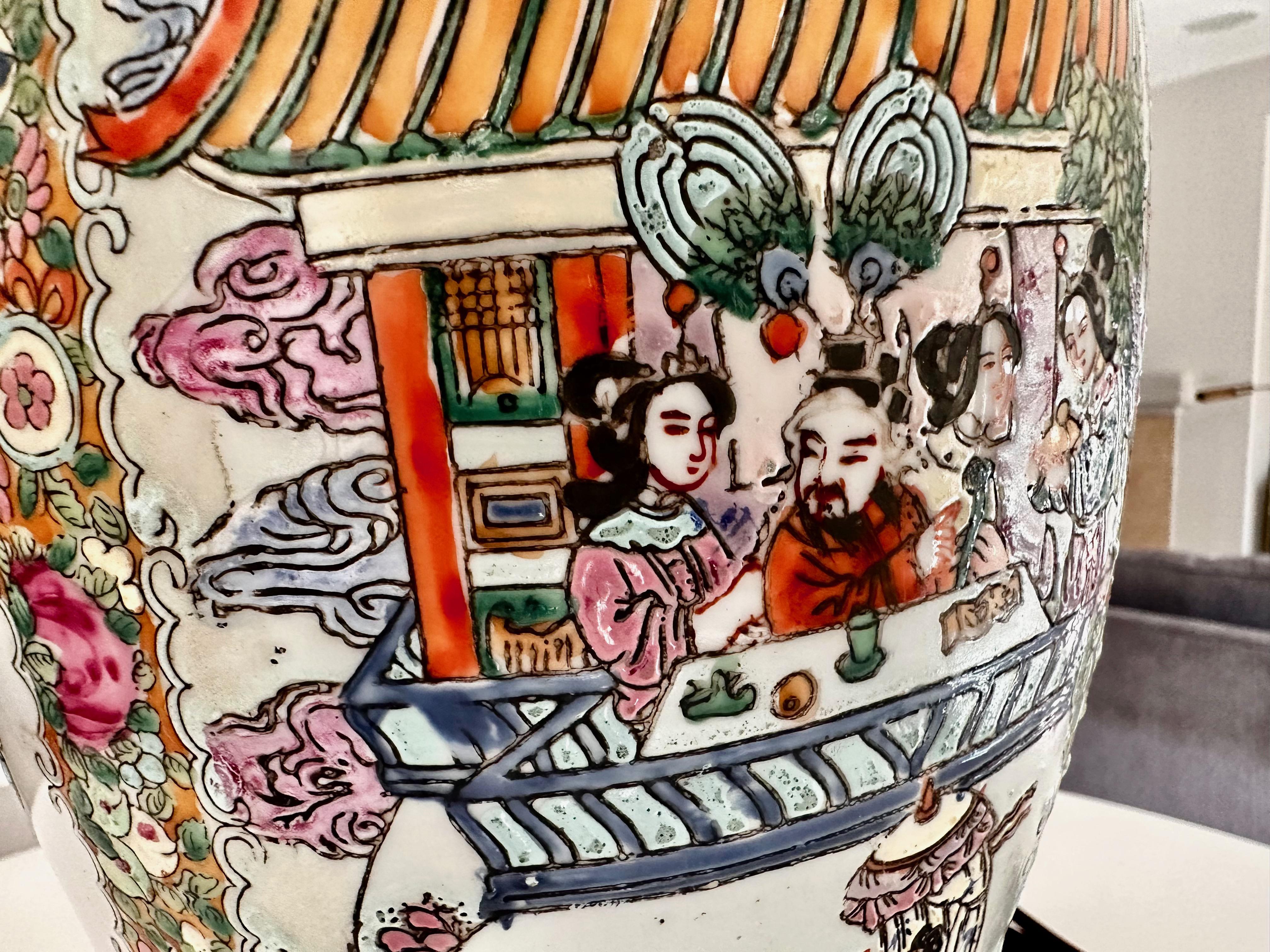 Lampe de table chinoise asiatique à vase en porcelaine Famille Rose en vente 9