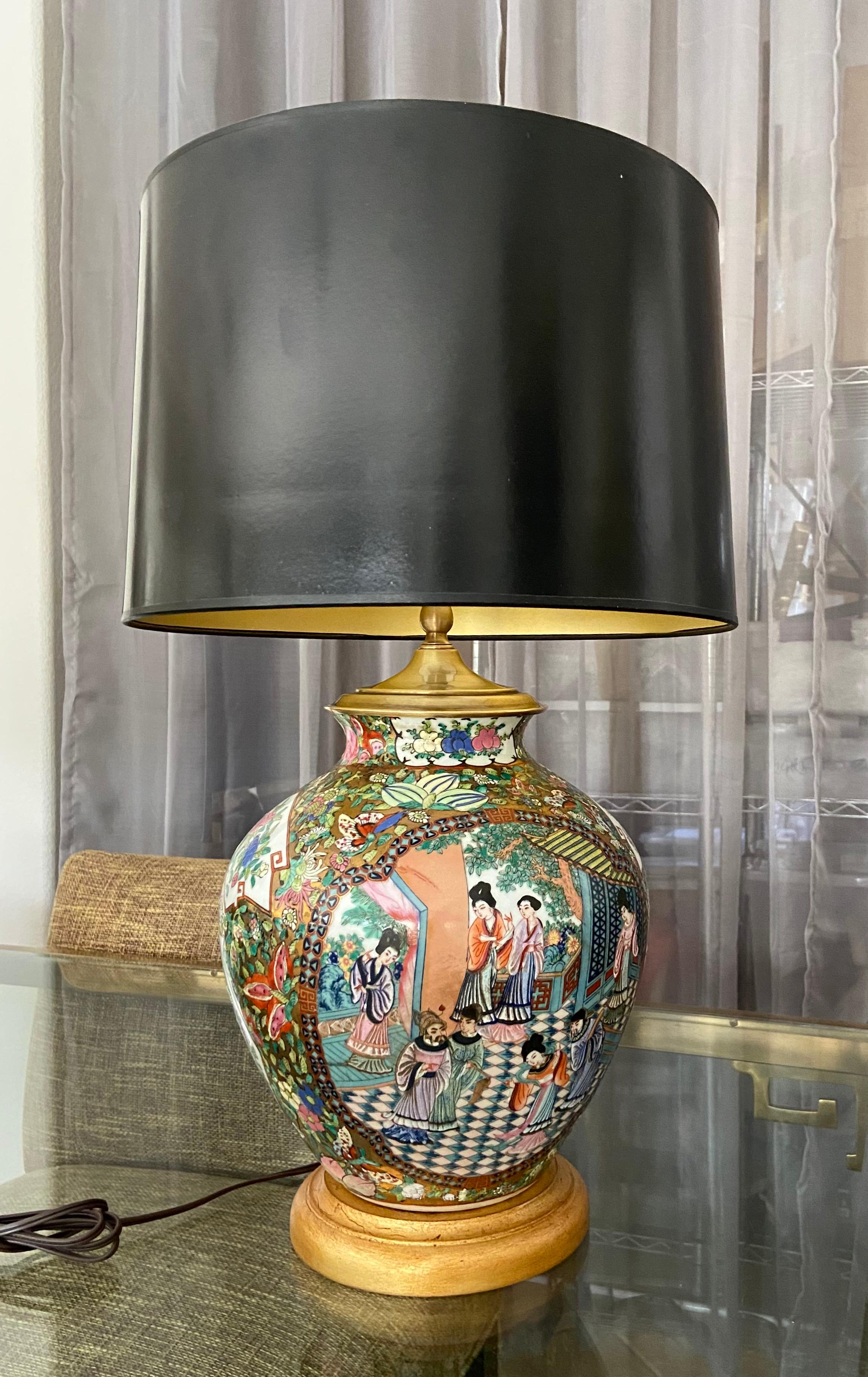 Lampe de bureau à vase unique en porcelaine chinoise asiatique Famille Rose en vente 10