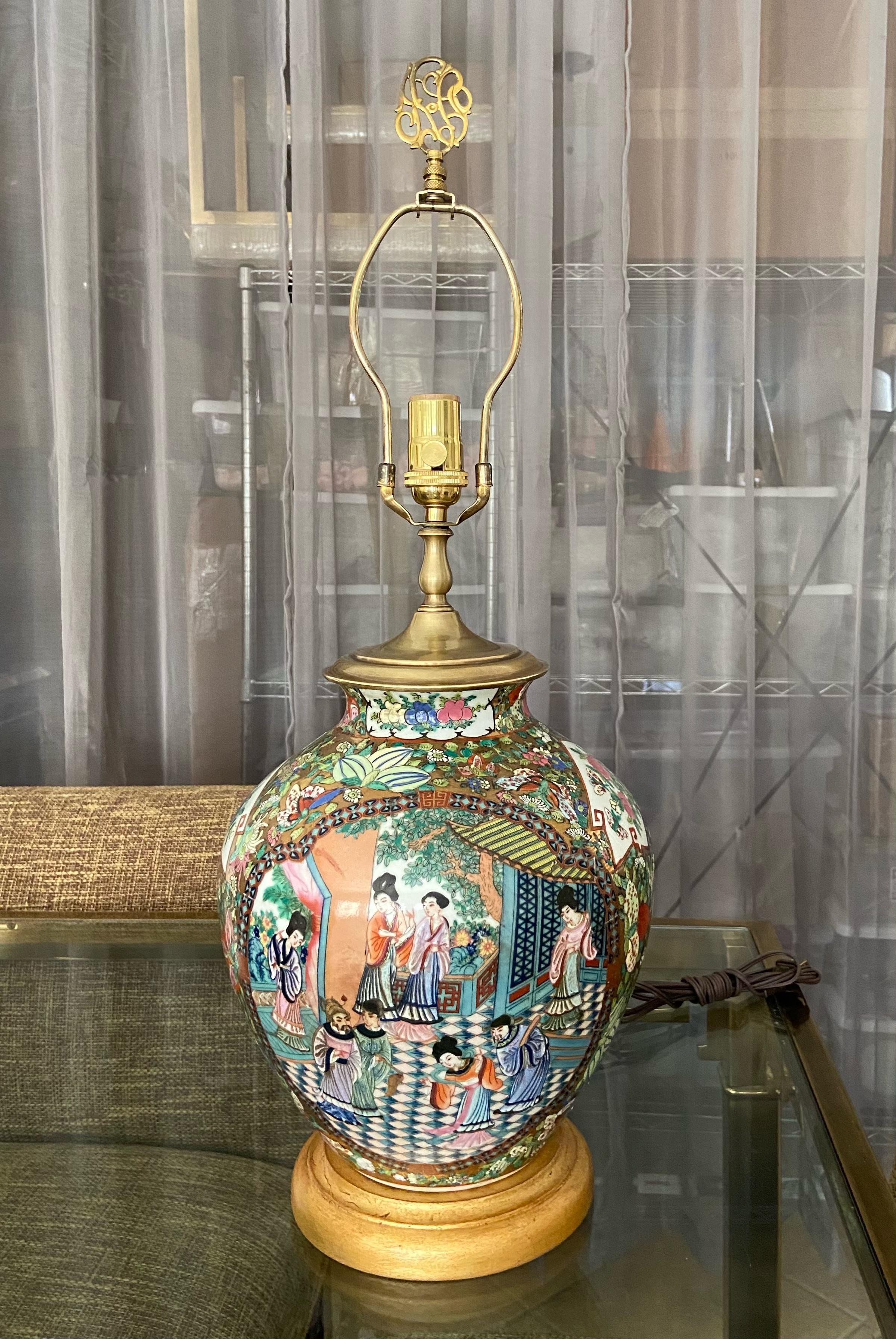 Lampe de bureau à vase unique en porcelaine chinoise asiatique Famille Rose en vente 11