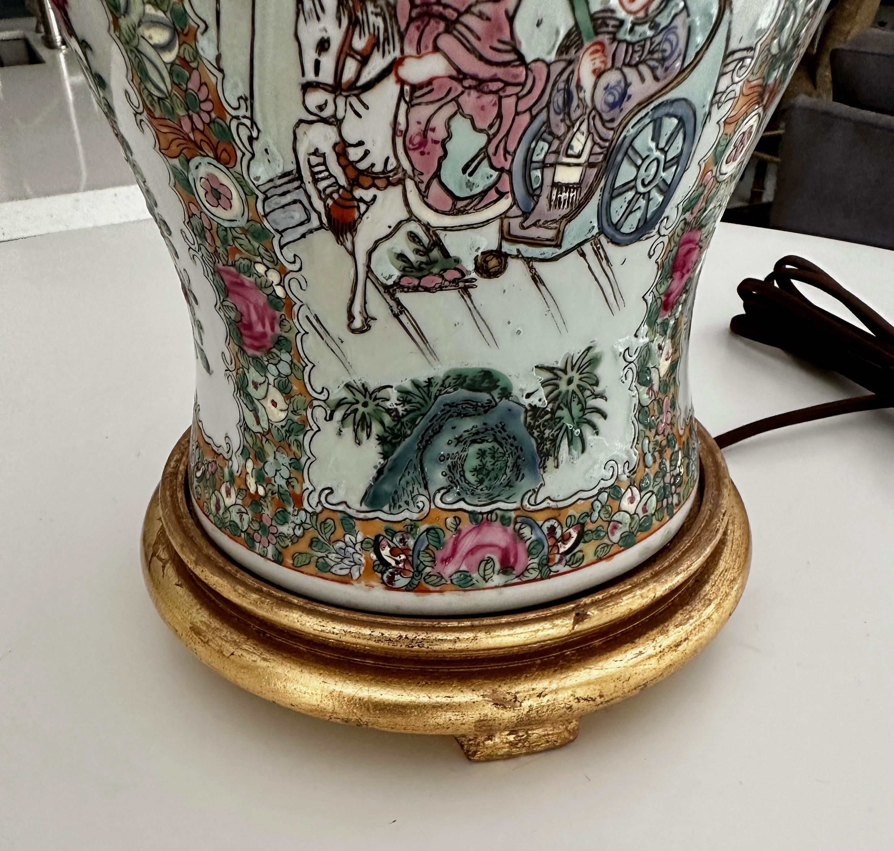 Lampe de table chinoise asiatique à vase en porcelaine Famille Rose en vente 11