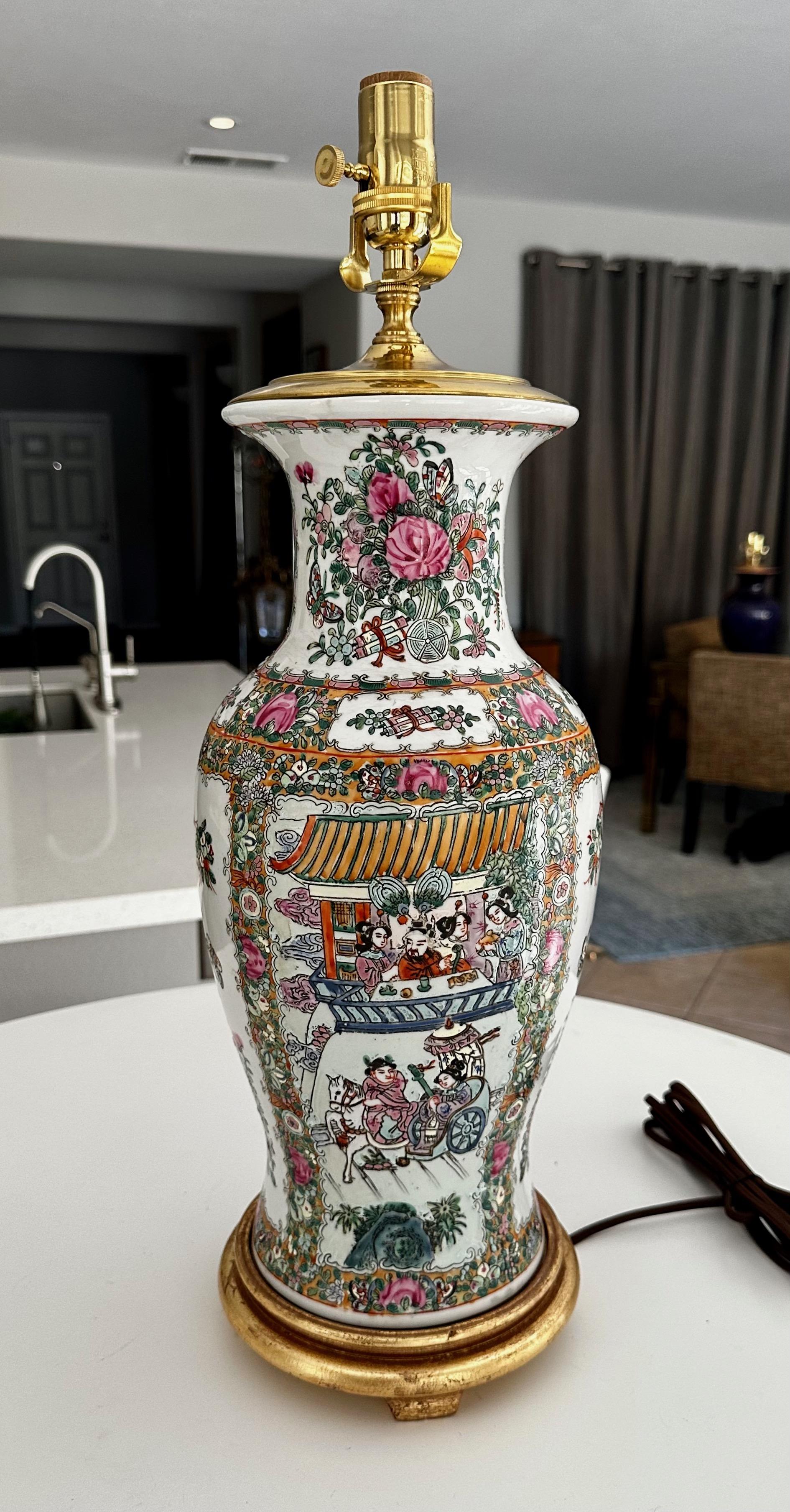 Einzelne chinesische asiatische Famille-Rose-Porzellanvase-Tischlampe im Angebot 12