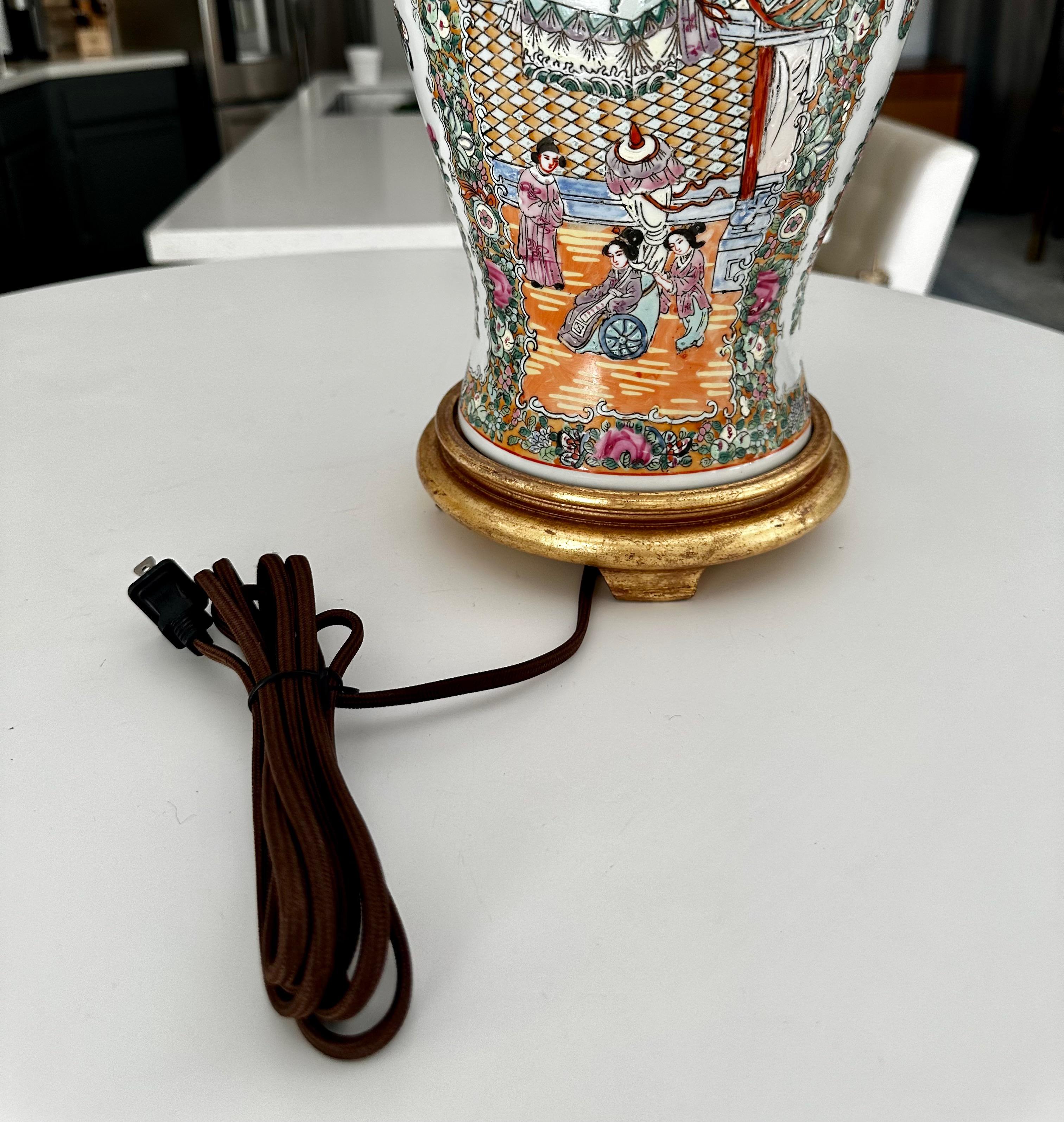 Lampe de table chinoise asiatique à vase en porcelaine Famille Rose en vente 13