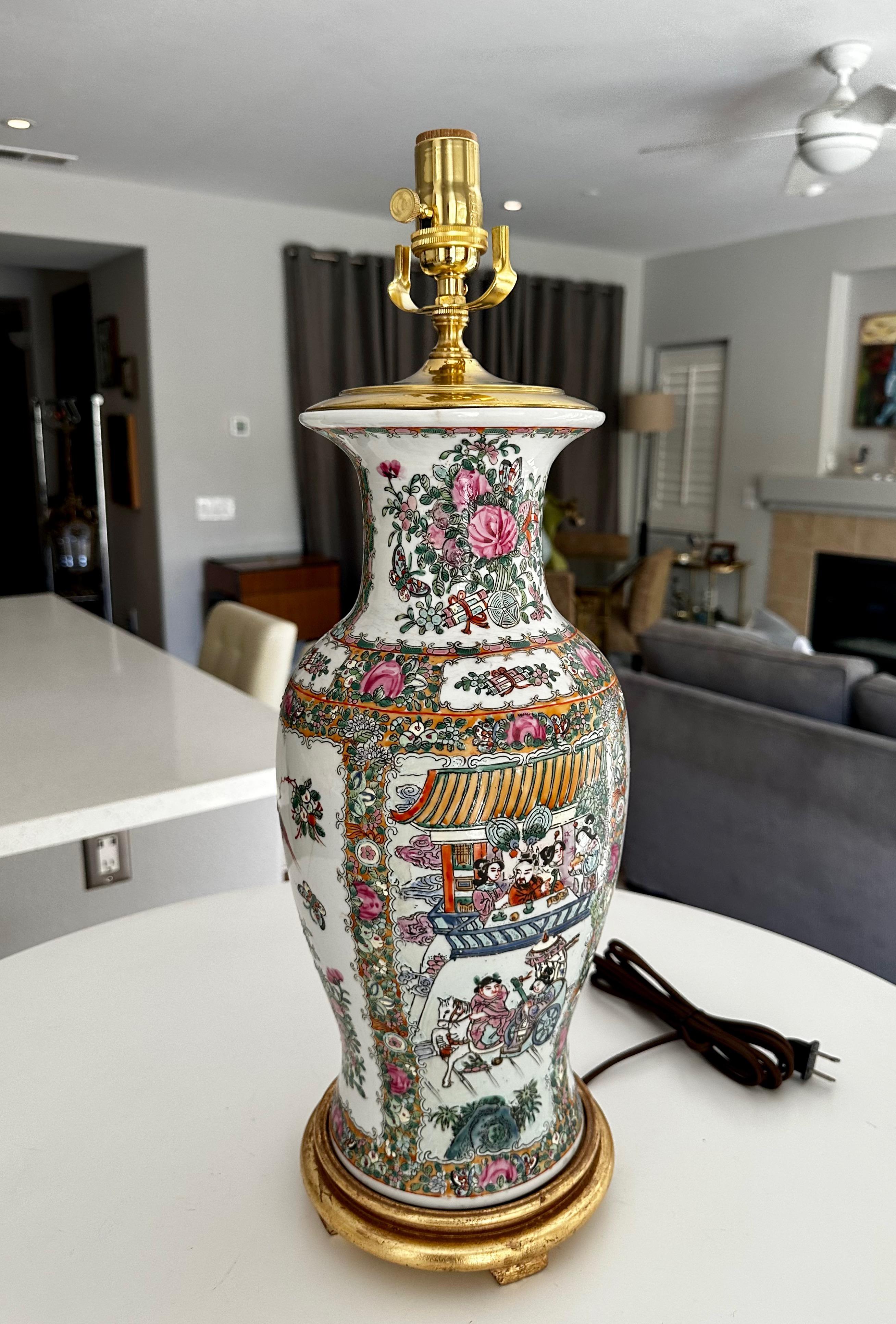 Lampe de table chinoise asiatique à vase en porcelaine Famille Rose en vente 14