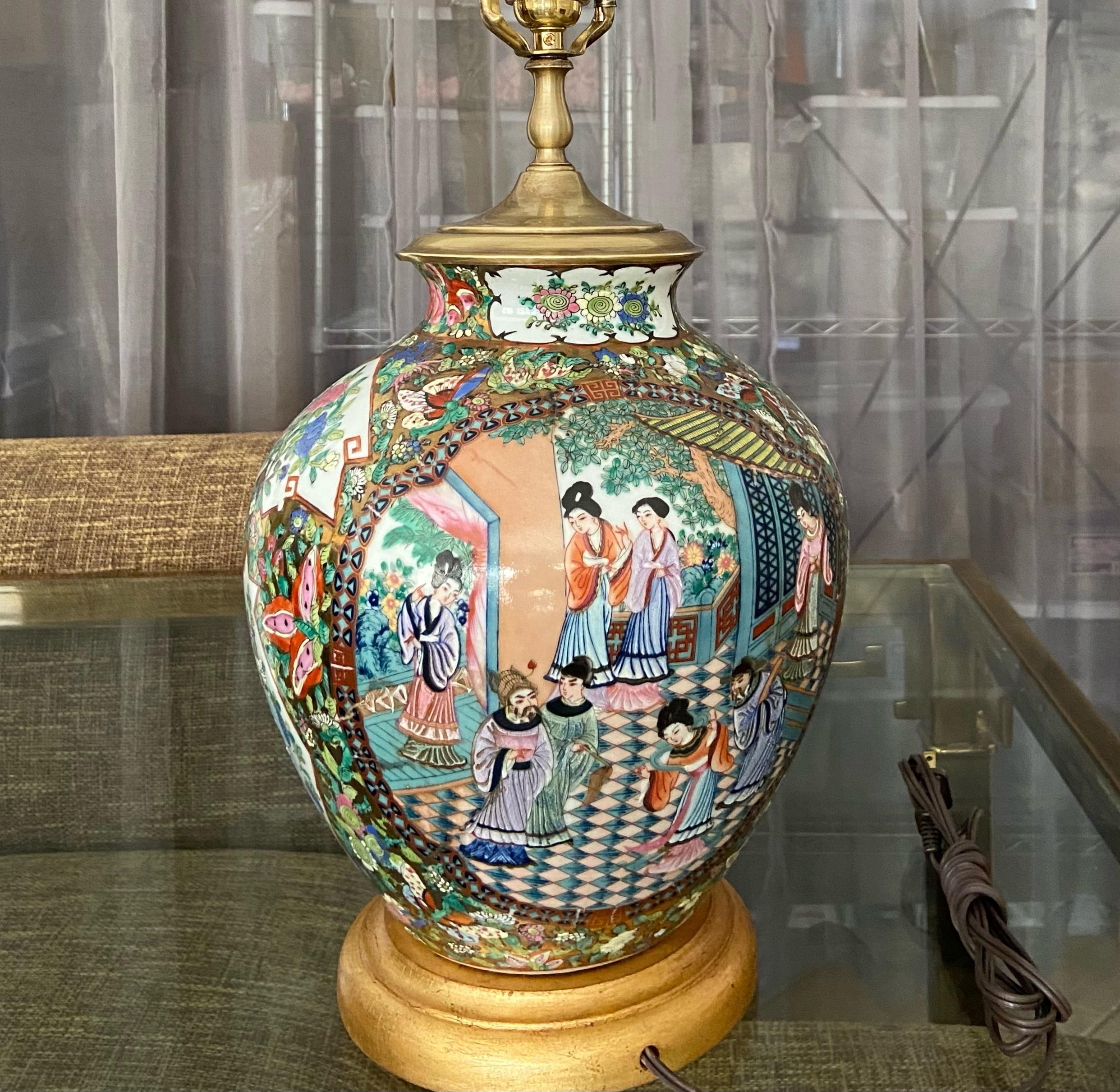Milieu du XXe siècle Lampe de bureau à vase unique en porcelaine chinoise asiatique Famille Rose en vente