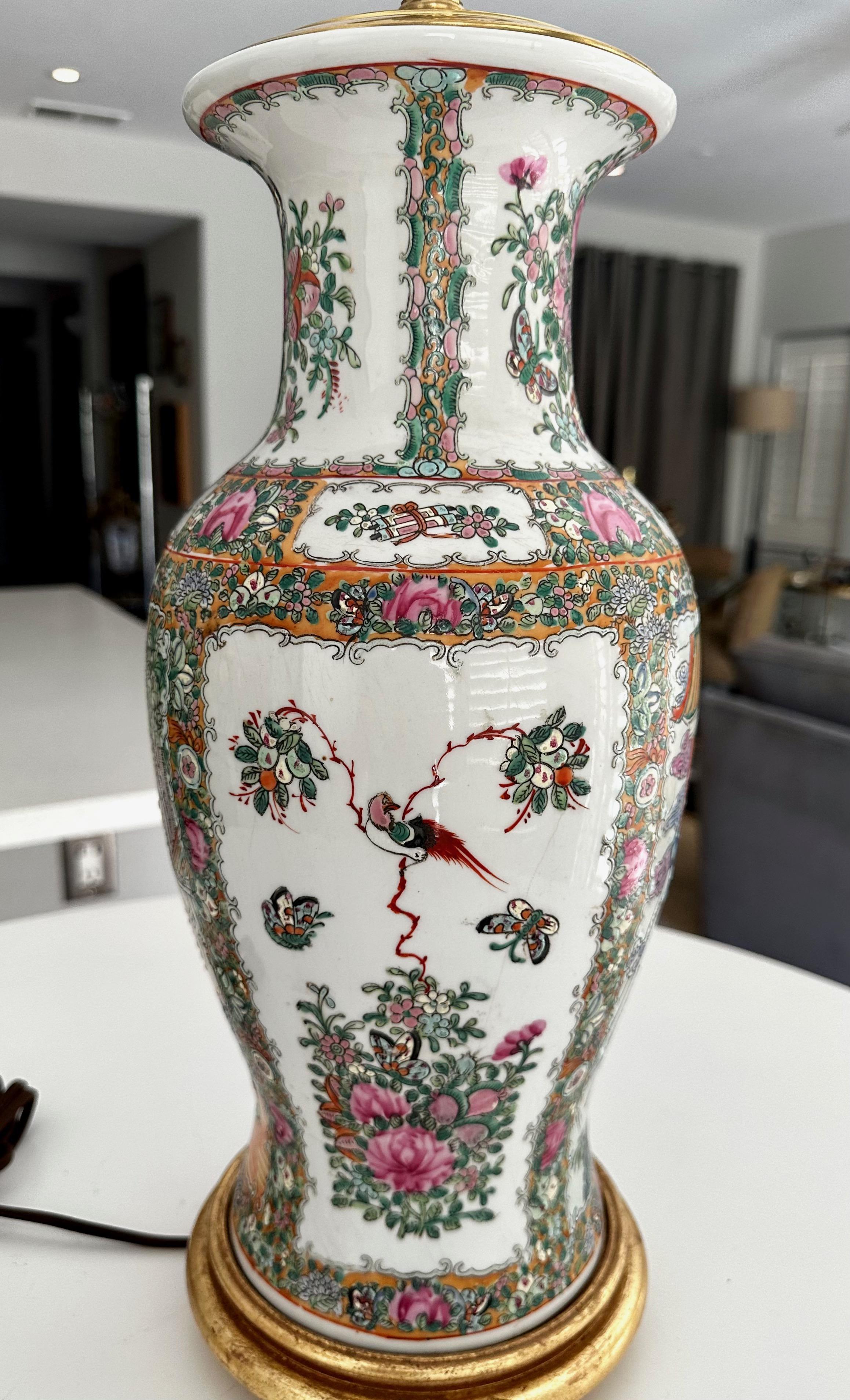 Laiton Lampe de table chinoise asiatique à vase en porcelaine Famille Rose en vente