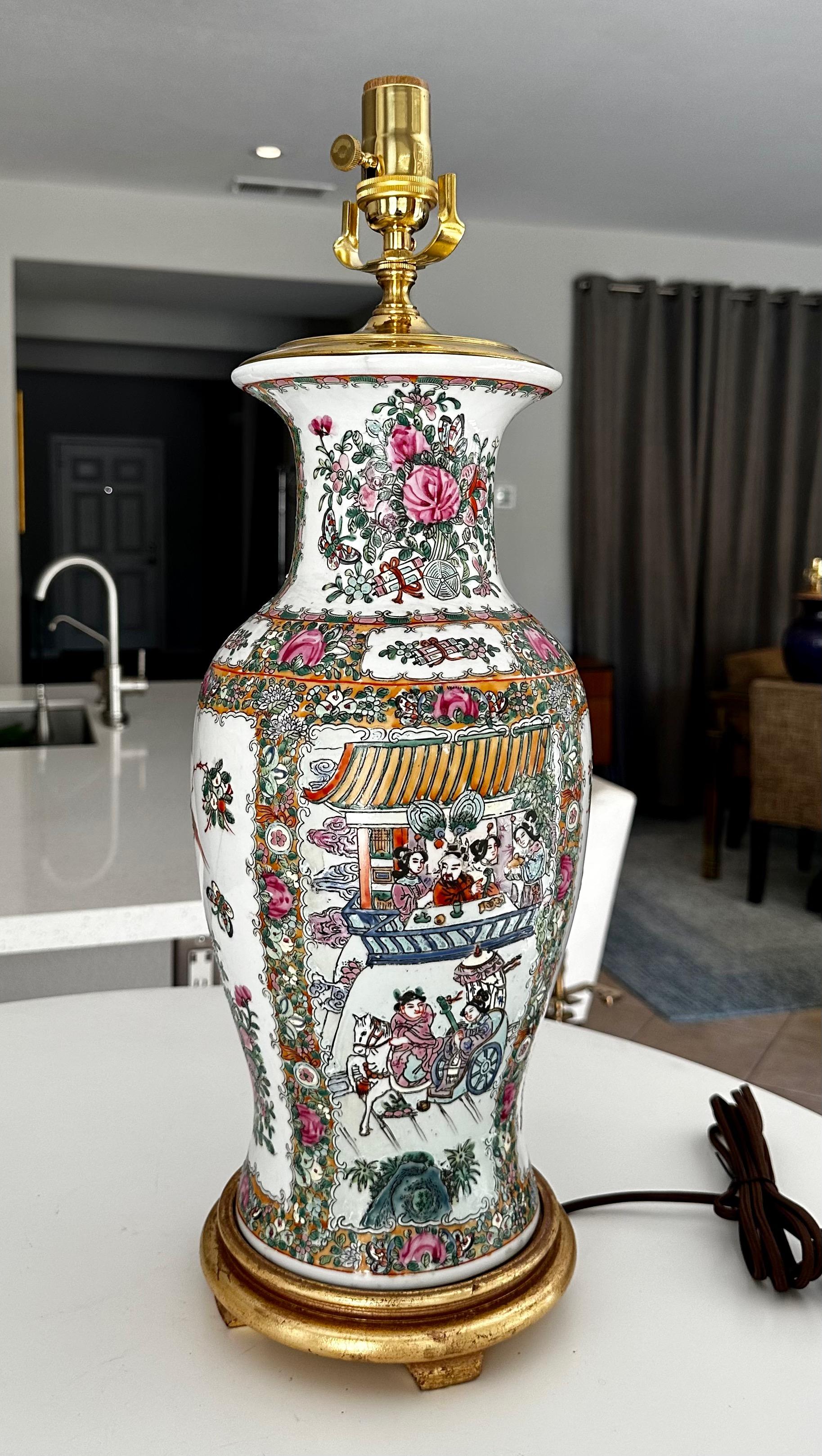Lampe de table chinoise asiatique à vase en porcelaine Famille Rose en vente 1