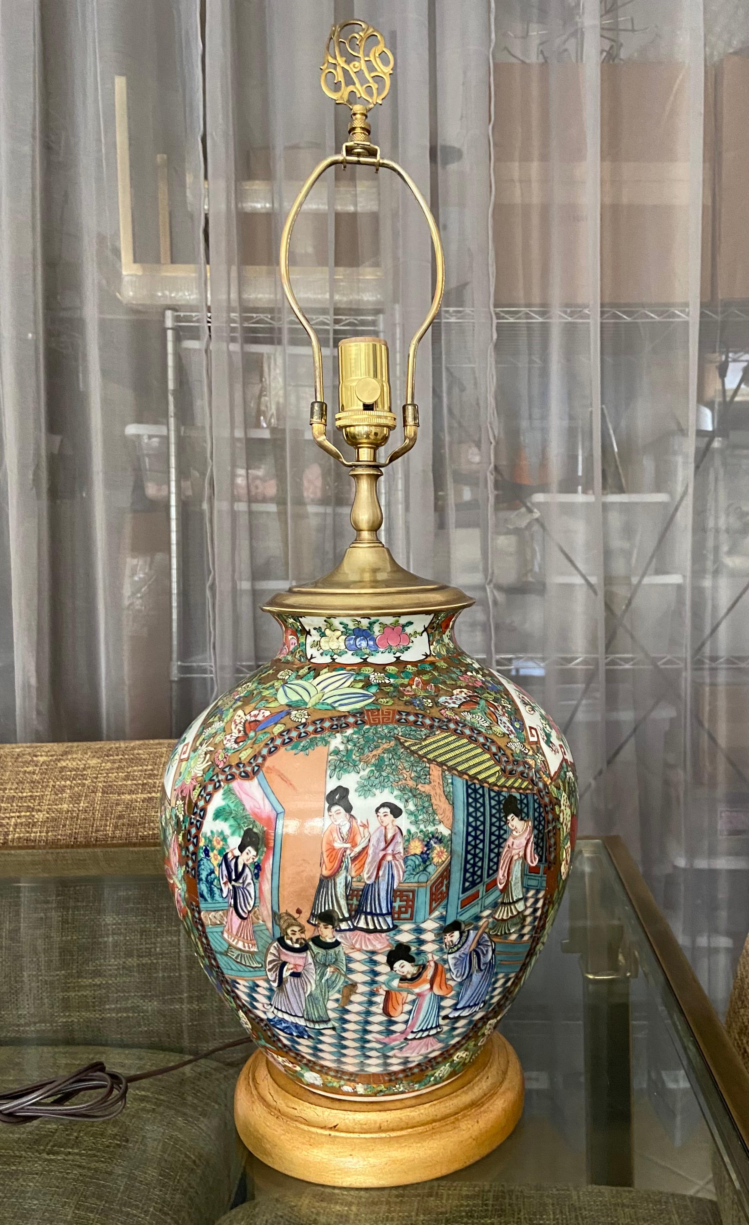 Lampe de bureau à vase unique en porcelaine chinoise asiatique Famille Rose en vente 2
