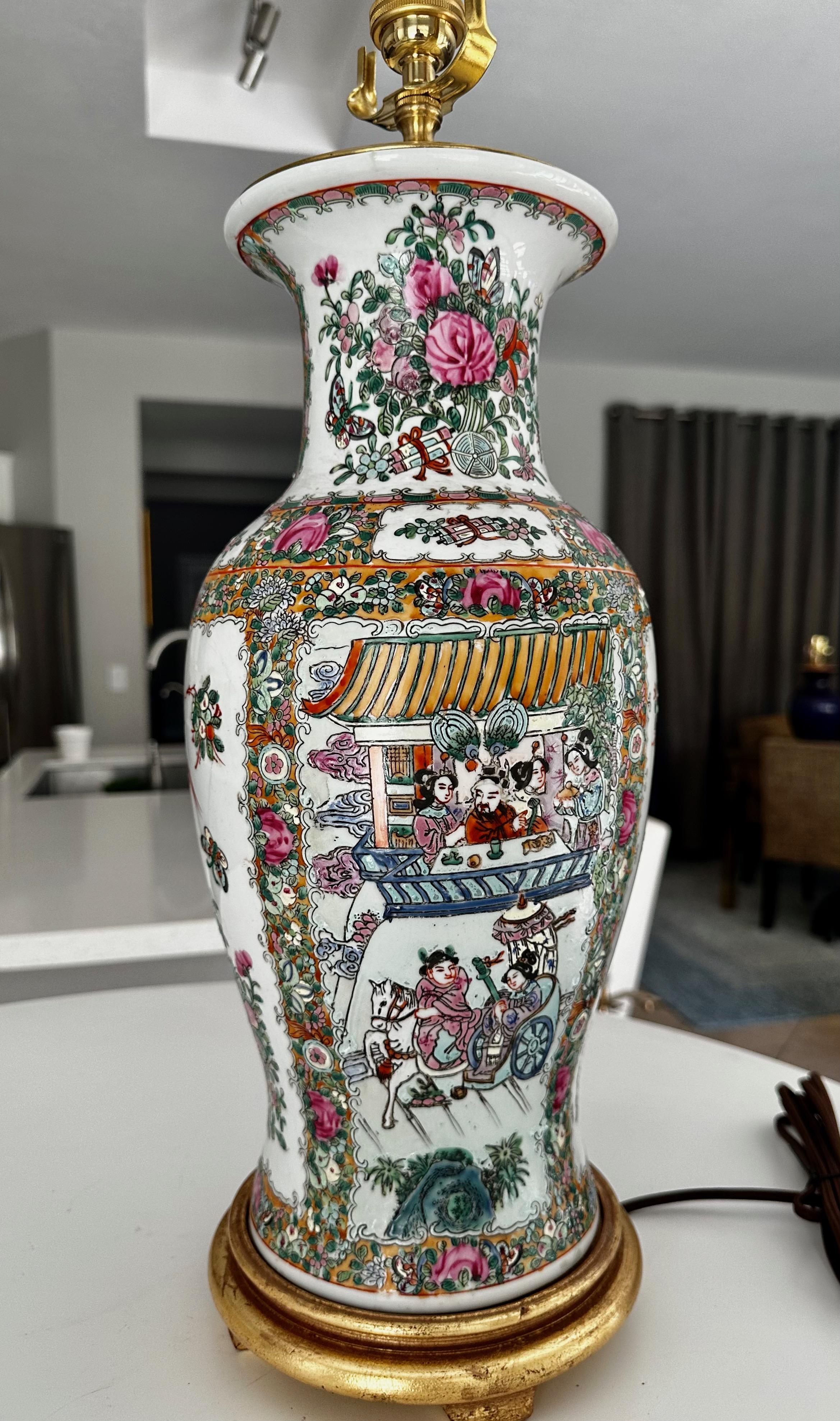 Lampe de table chinoise asiatique à vase en porcelaine Famille Rose en vente 2