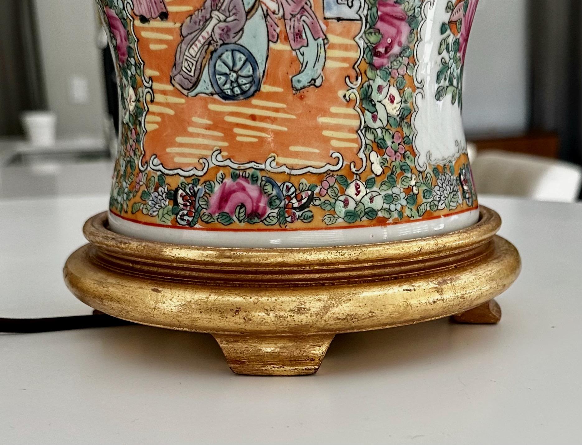 Lampe de table chinoise asiatique à vase en porcelaine Famille Rose en vente 3